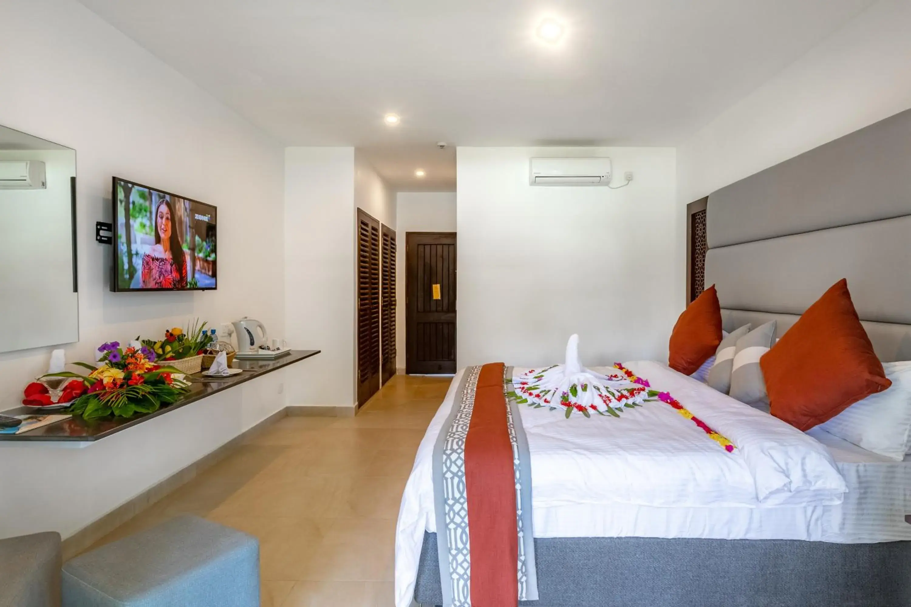 Photo of the whole room, Bed in Southern Palms Beach Resort Photo of the whole room, Bed in Southern Palms Beach Resort