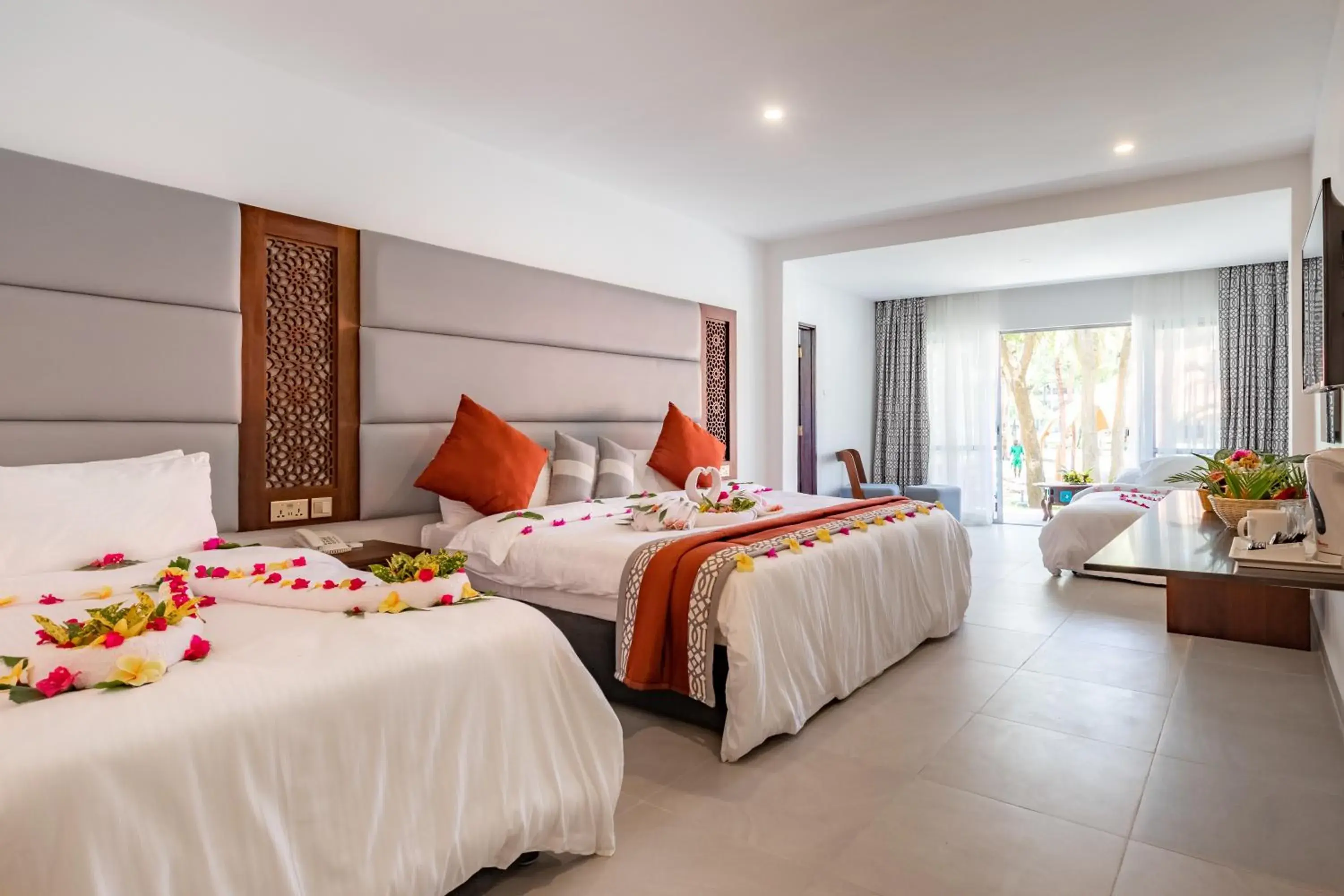 Photo of the whole room, Bed in Southern Palms Beach Resort Photo of the whole room, Bed in Southern Palms Beach Resort