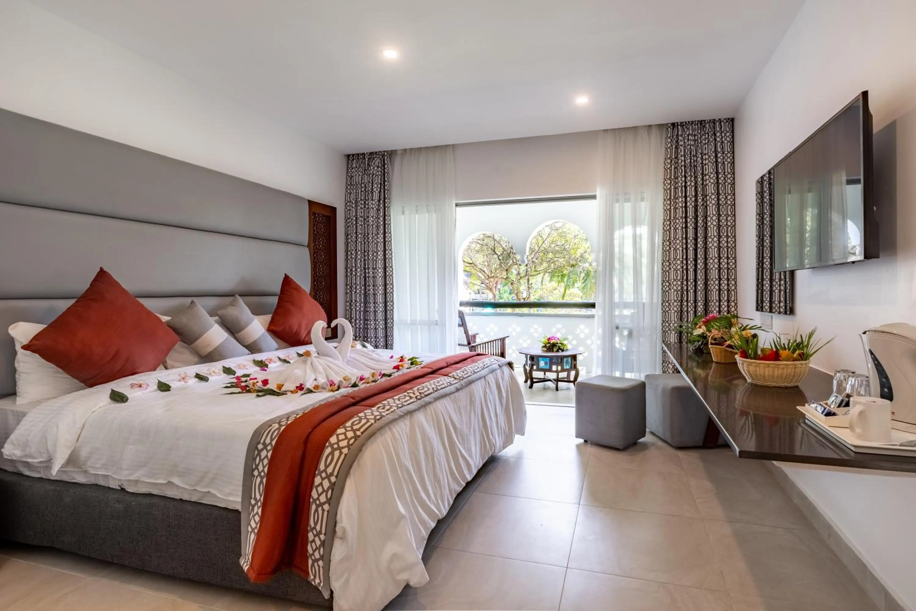 Photo of the whole room, Bed in Southern Palms Beach Resort