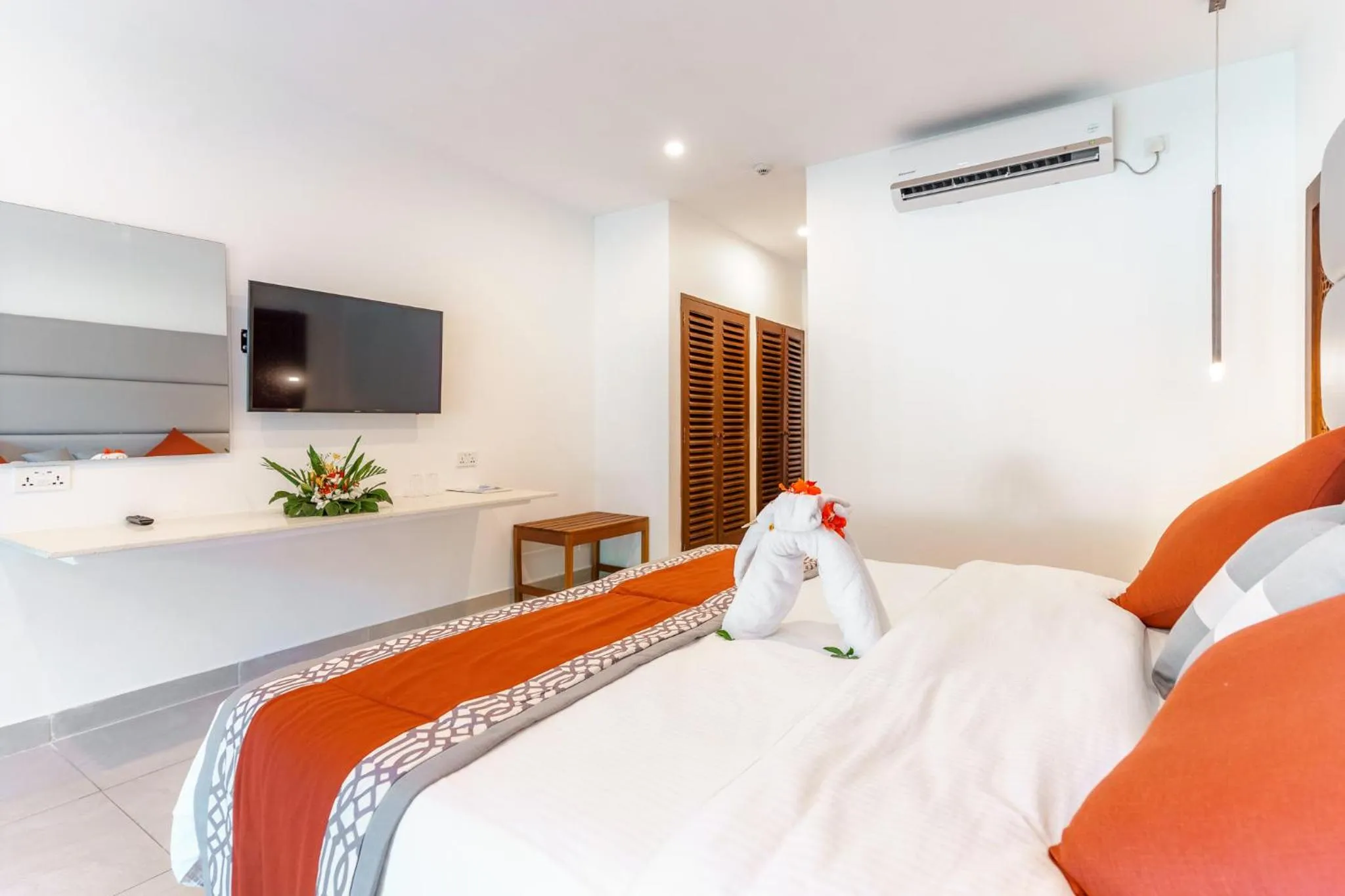 Bedroom, Bed in Southern Palms Beach Resort