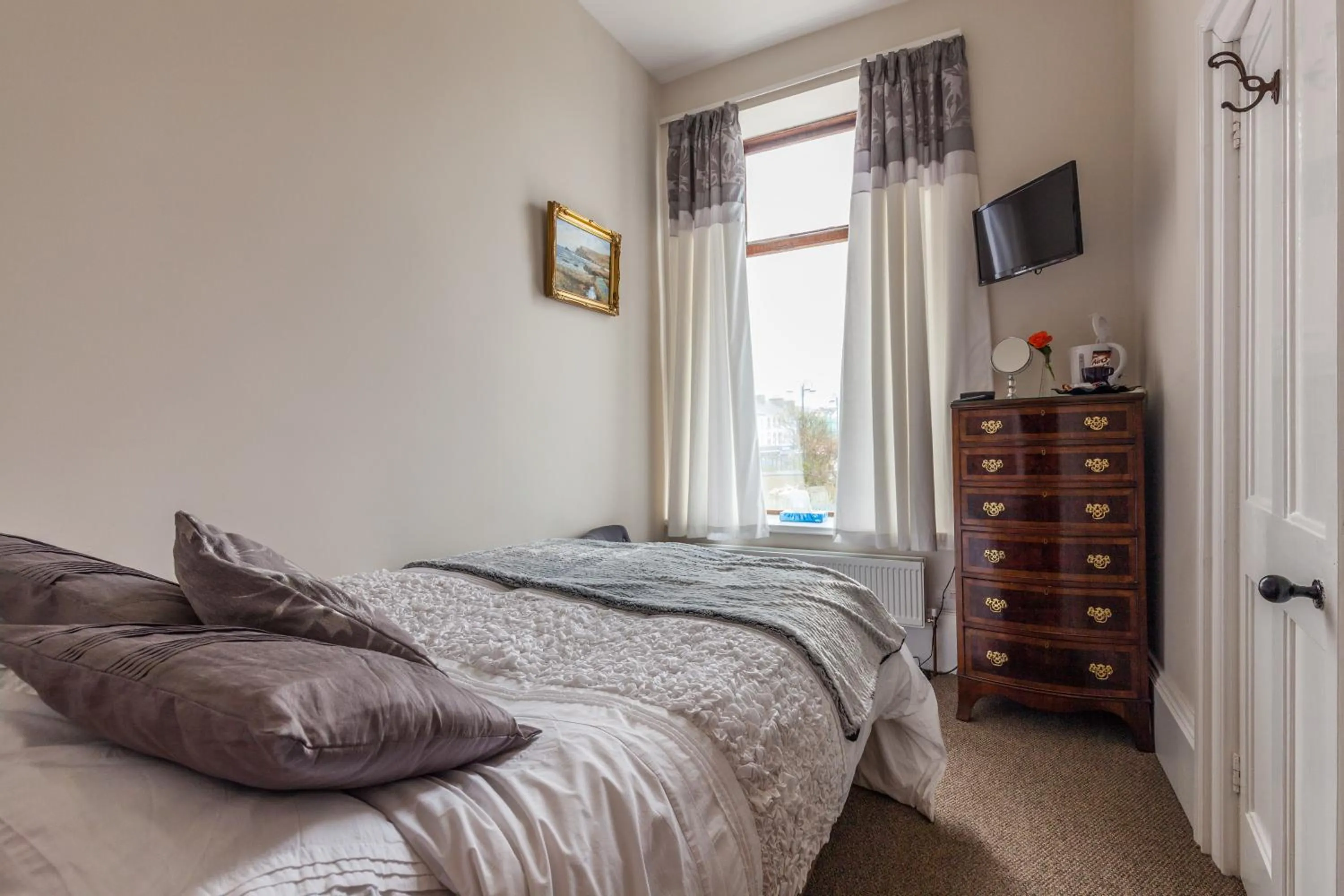 Bedroom, Bed in Antrim House Guest Rooms & Suites