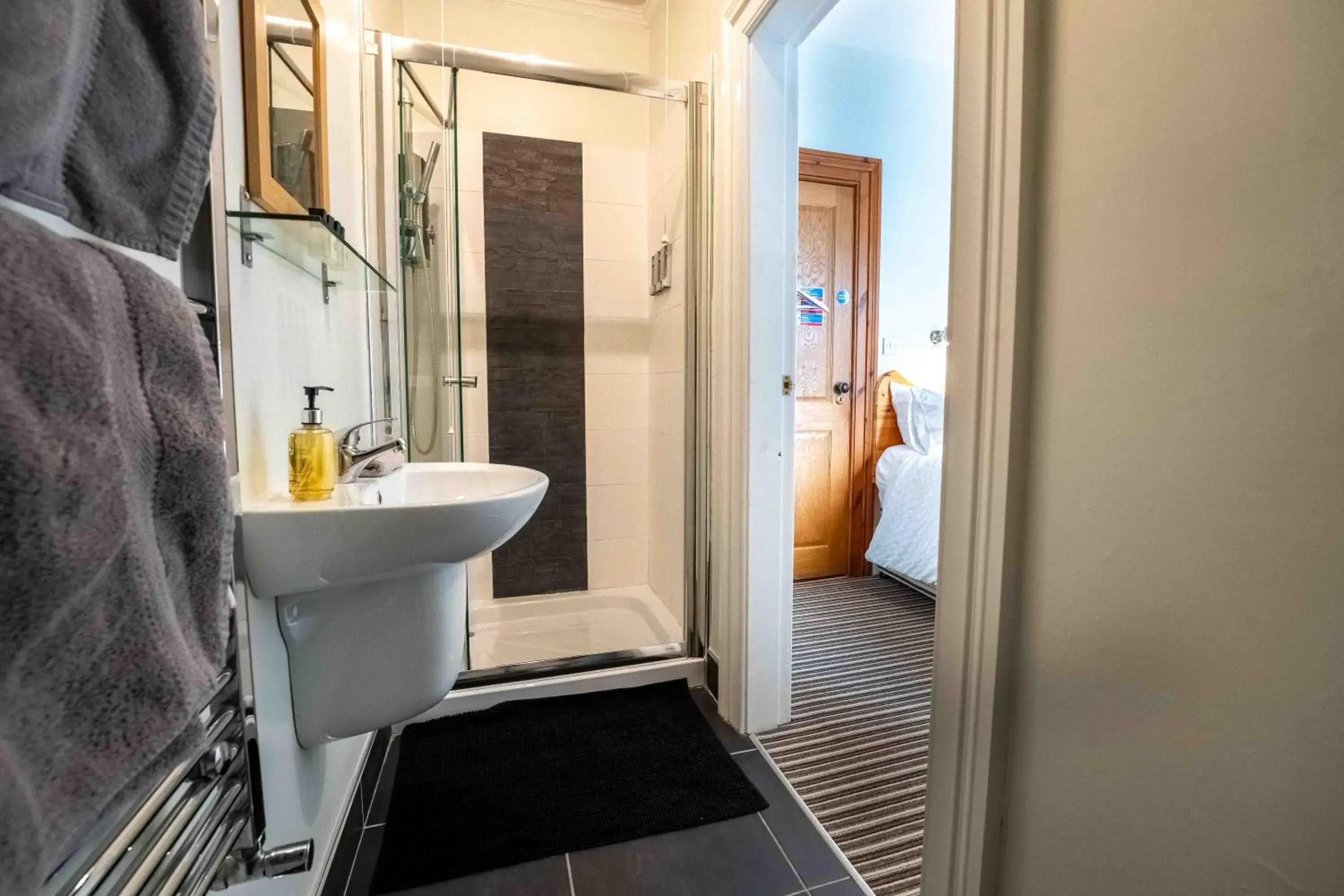 Budget Single Room (No Hot Tub) in Antrim House Guest Rooms & Suites Budget Single Room (No Hot Tub) in Antrim House Guest Rooms & Suites
