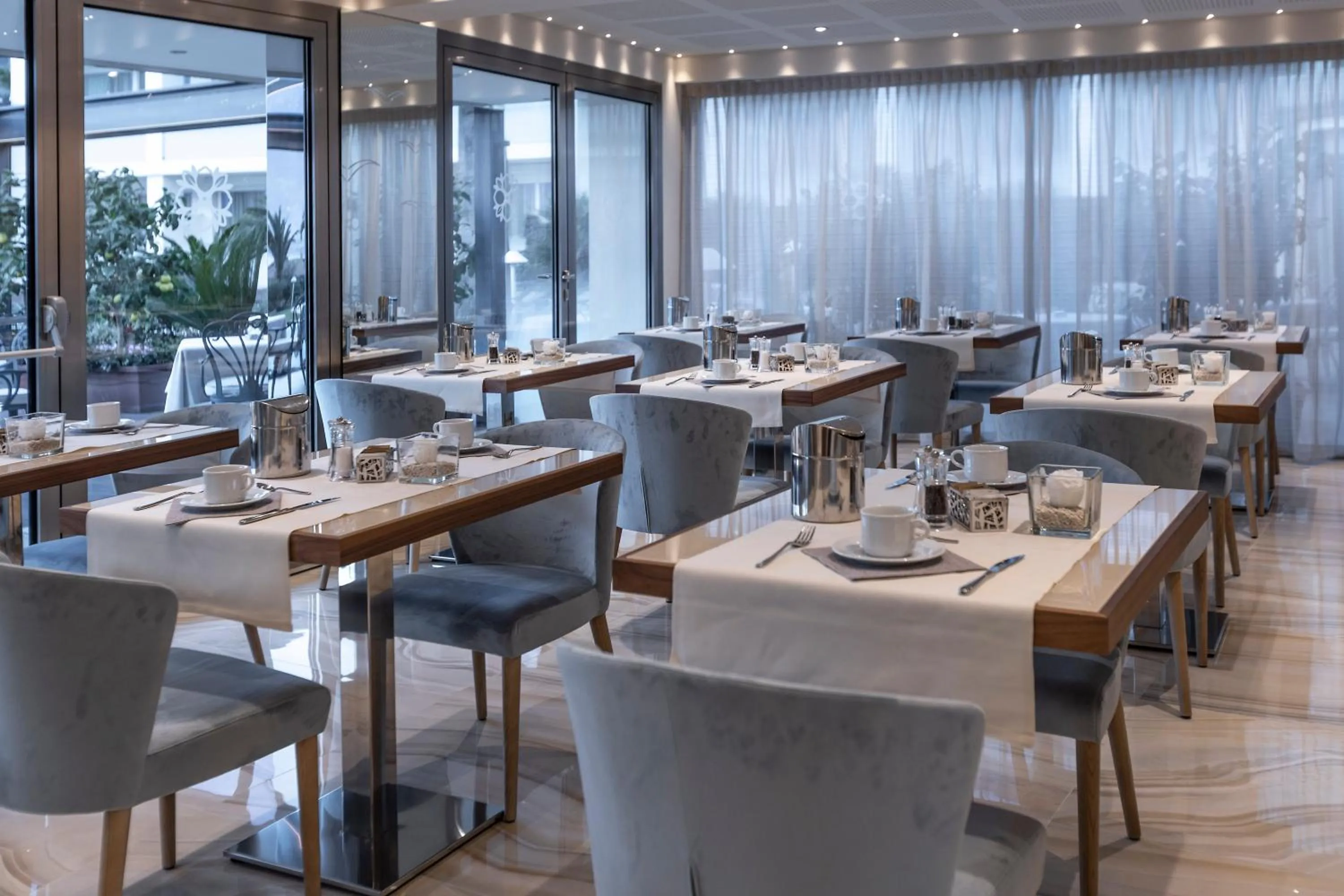 Restaurant/places to eat in Park Hotel Imperial