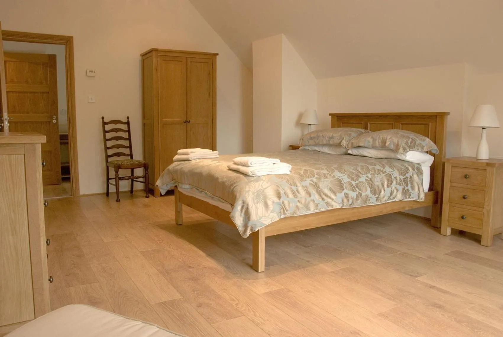 Photo of the whole room, Bed in Courtyard Mews Armagh City