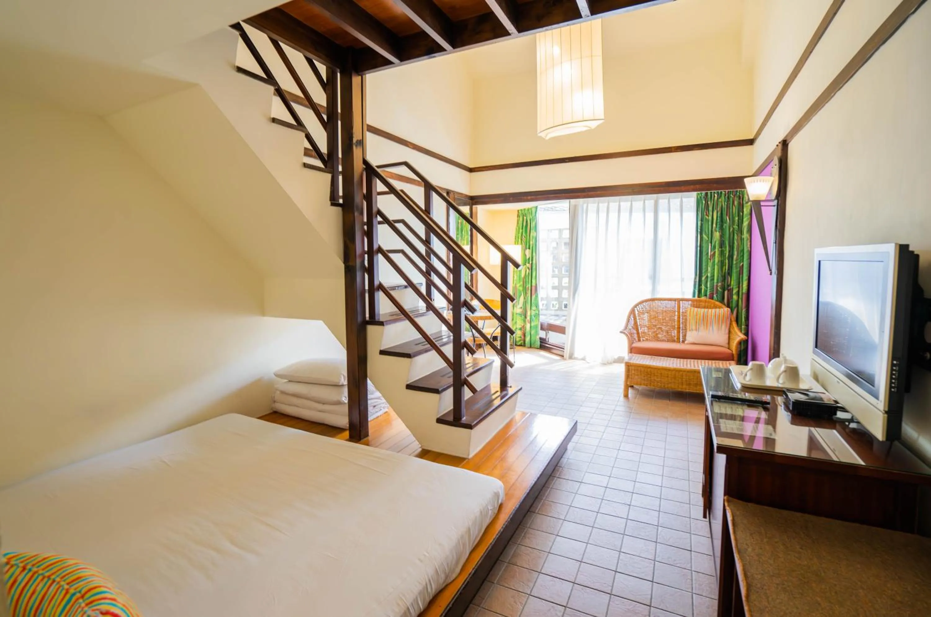 Communal lounge/ TV room, Bed in Yoho Beach Resort Kenting