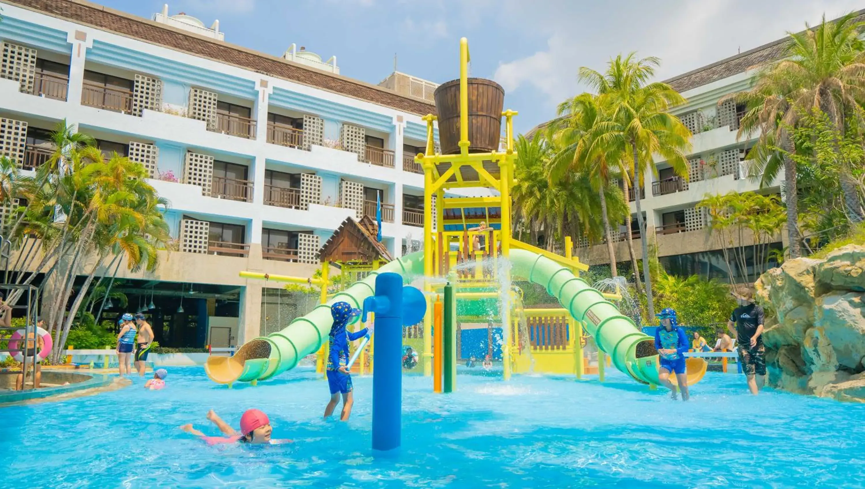 Pool view in Yoho Beach Resort Kenting Pool view in Yoho Beach Resort Kenting