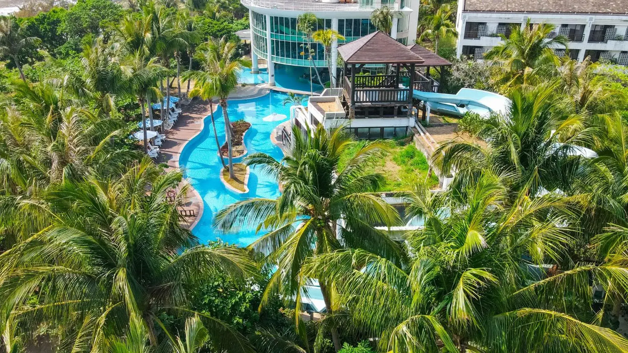 Pool view in Yoho Beach Resort Kenting Pool view in Yoho Beach Resort Kenting
