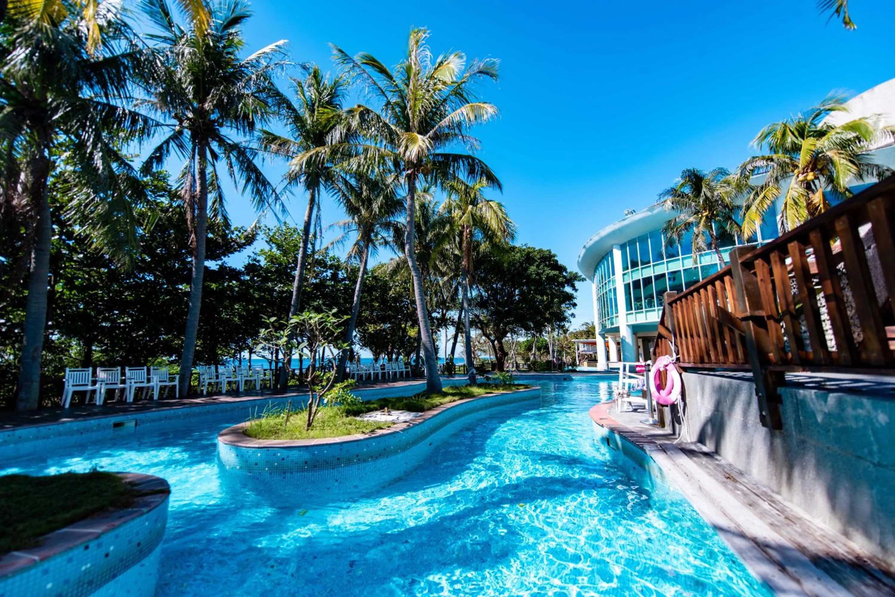 Swimming pool in Yoho Beach Resort Kenting