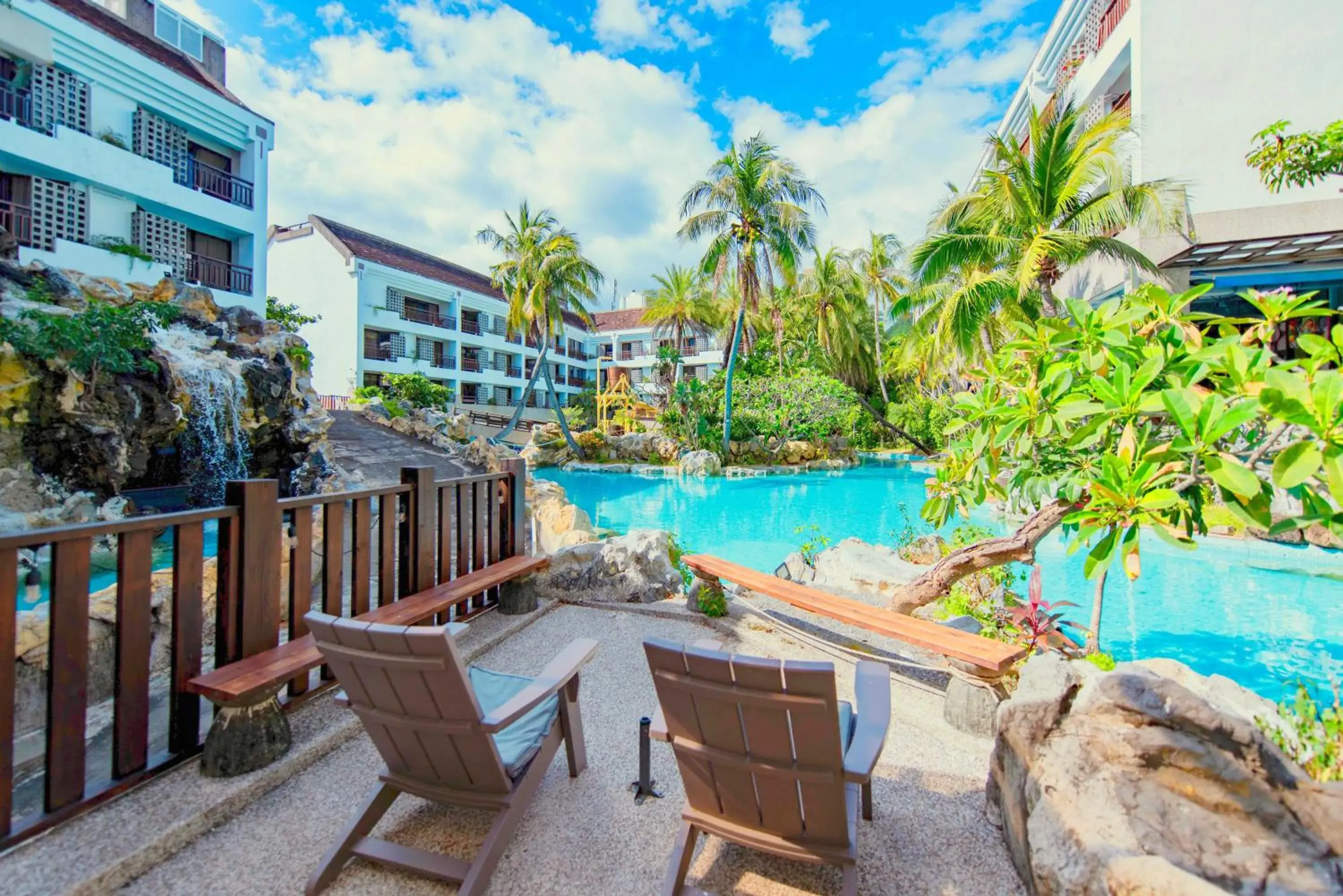 Pool view in Yoho Beach Resort Kenting Pool view in Yoho Beach Resort Kenting