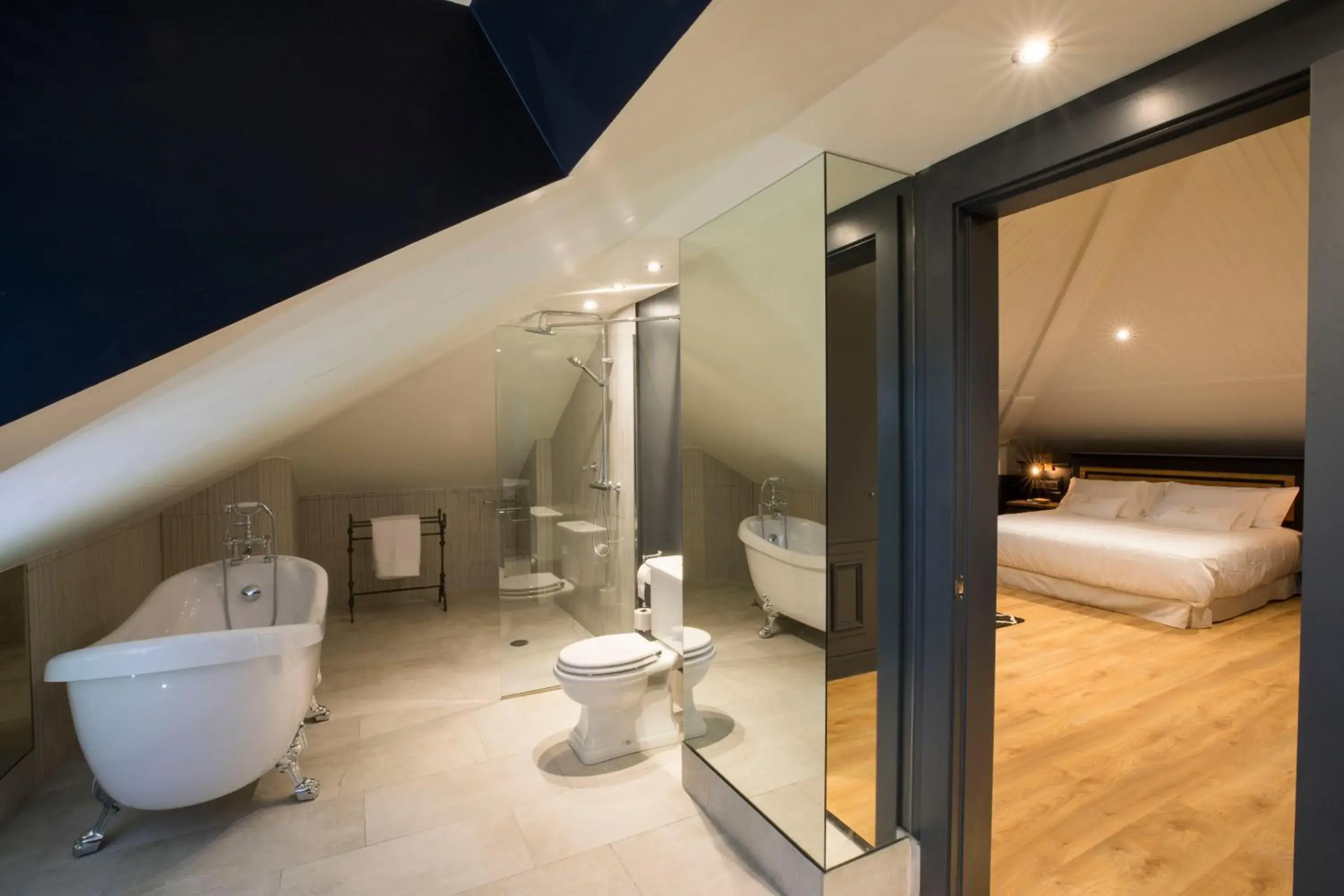 Shower, Bed in La Casa del Presidente Shower, Bed in La Casa del Presidente