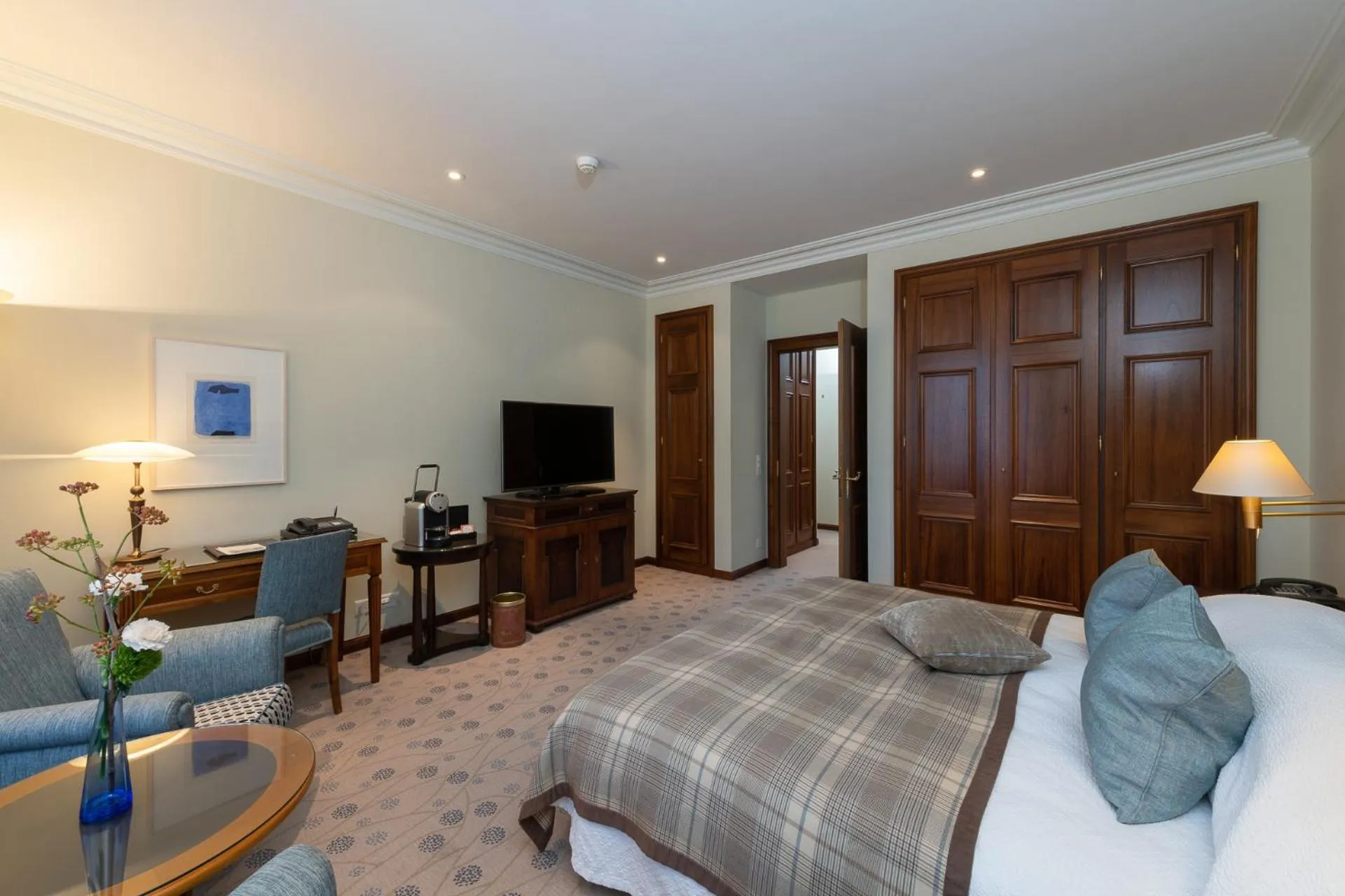 Photo of the whole room, Bed in Suvretta House