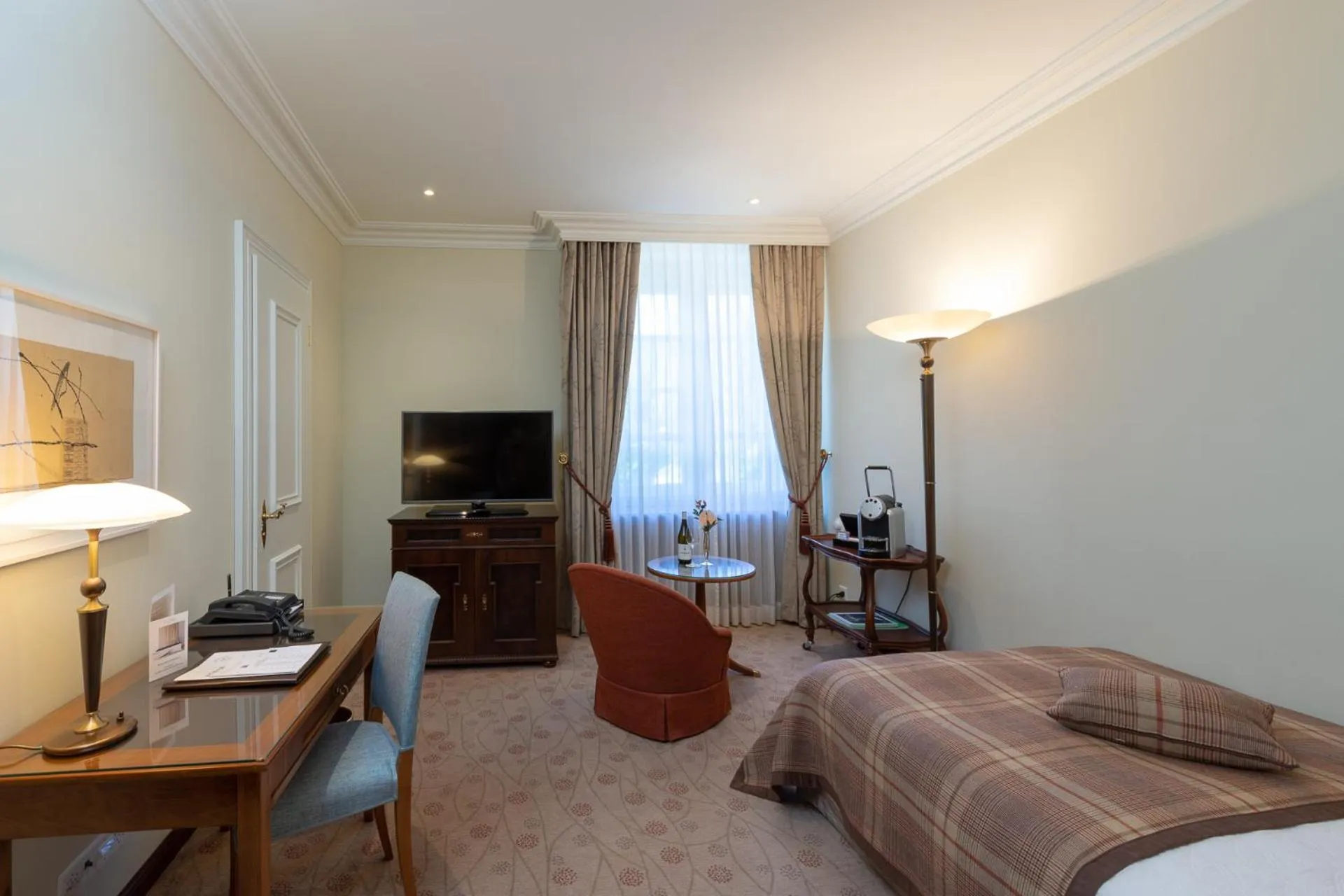 Photo of the whole room, Bed in Suvretta House