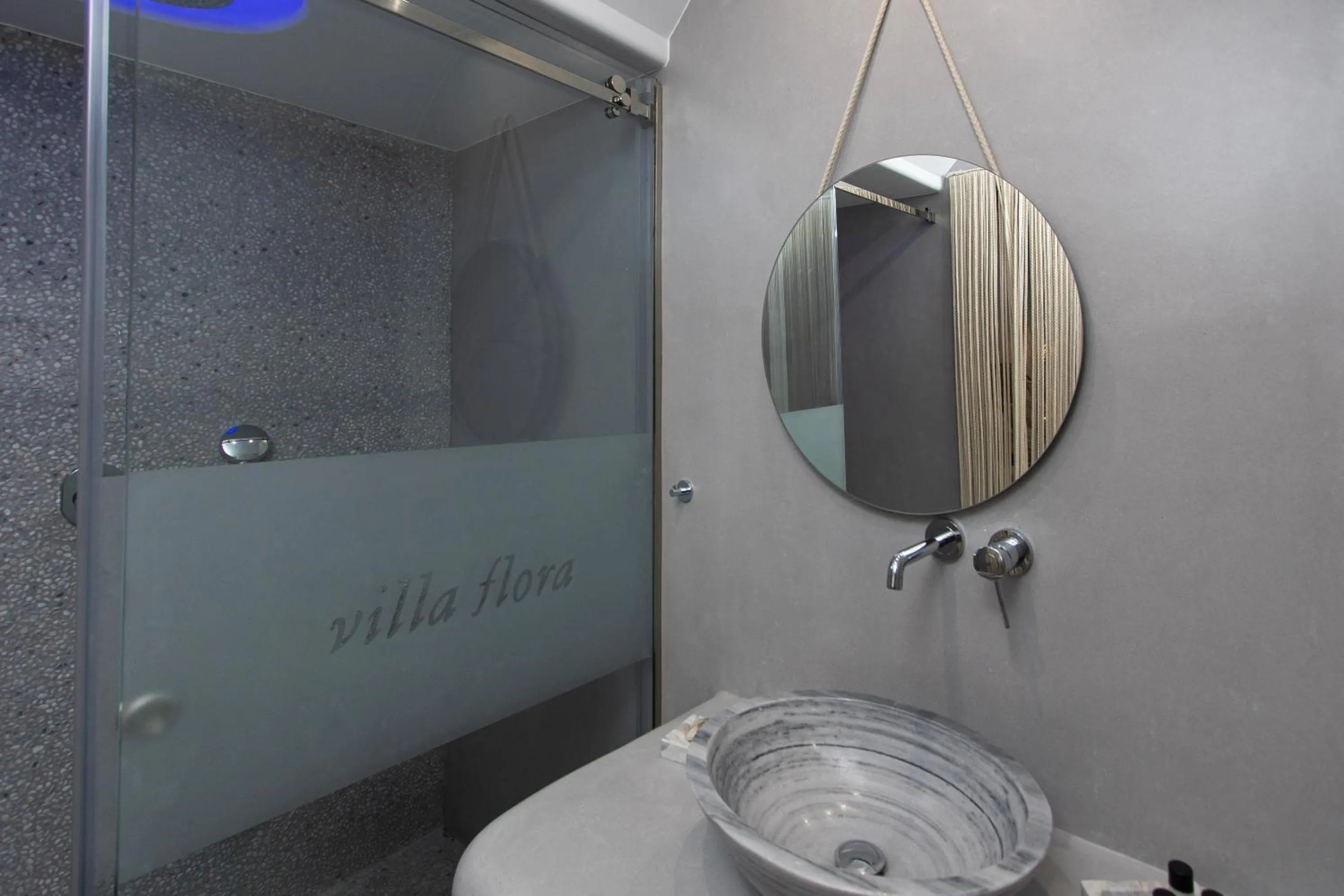 Shower in Hotel Villa Flora