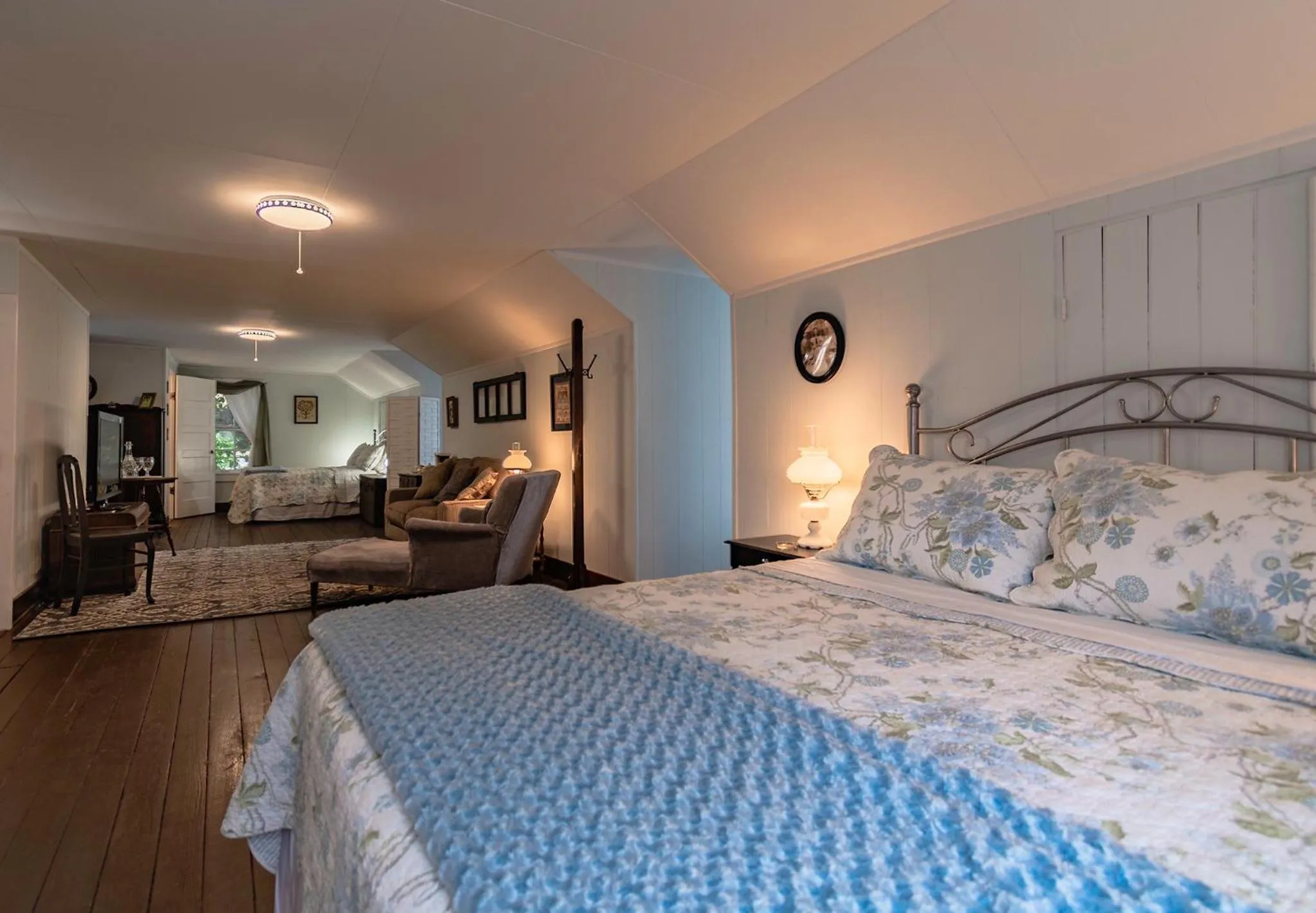 Photo of the whole room, Bed in Riverboat Bed & Breakfast