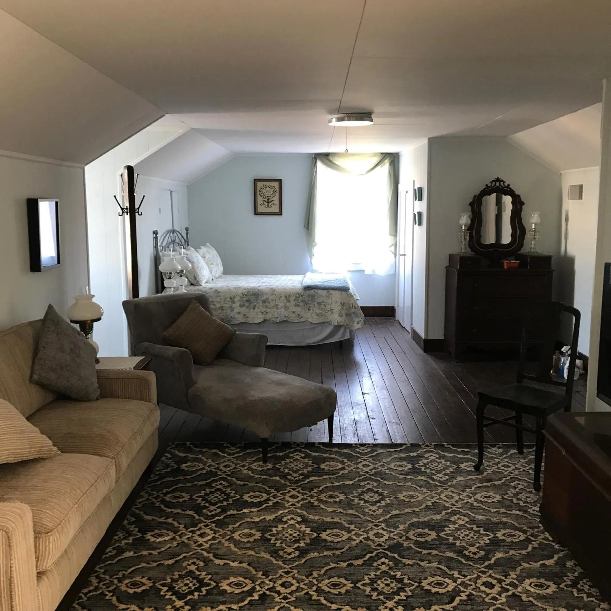 Seating area in Riverboat Bed & Breakfast