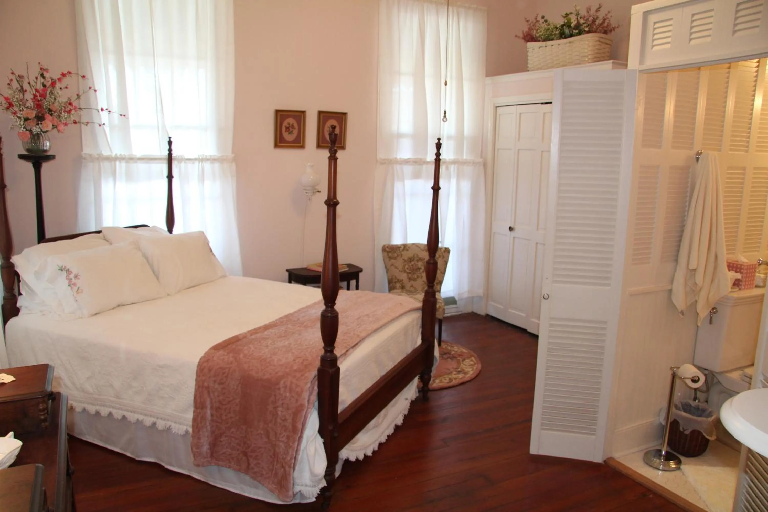 Bedroom, Bed in Riverboat Bed & Breakfast