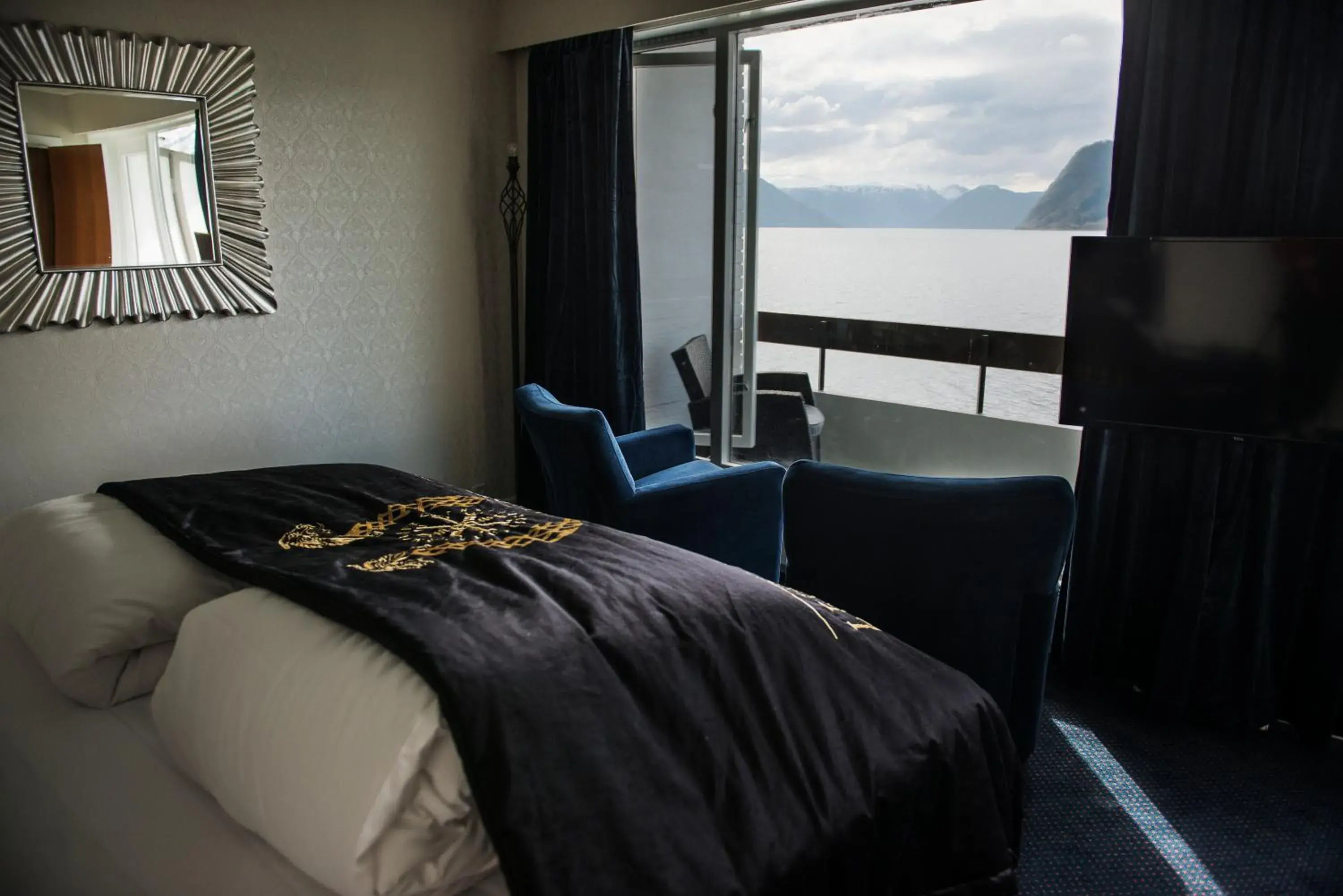 Deluxe Double Room with Balcony and Sea View in Leikanger Fjordhotel - Unike Hoteller Deluxe Double Room with Balcony and Sea View in Leikanger Fjordhotel - Unike Hoteller