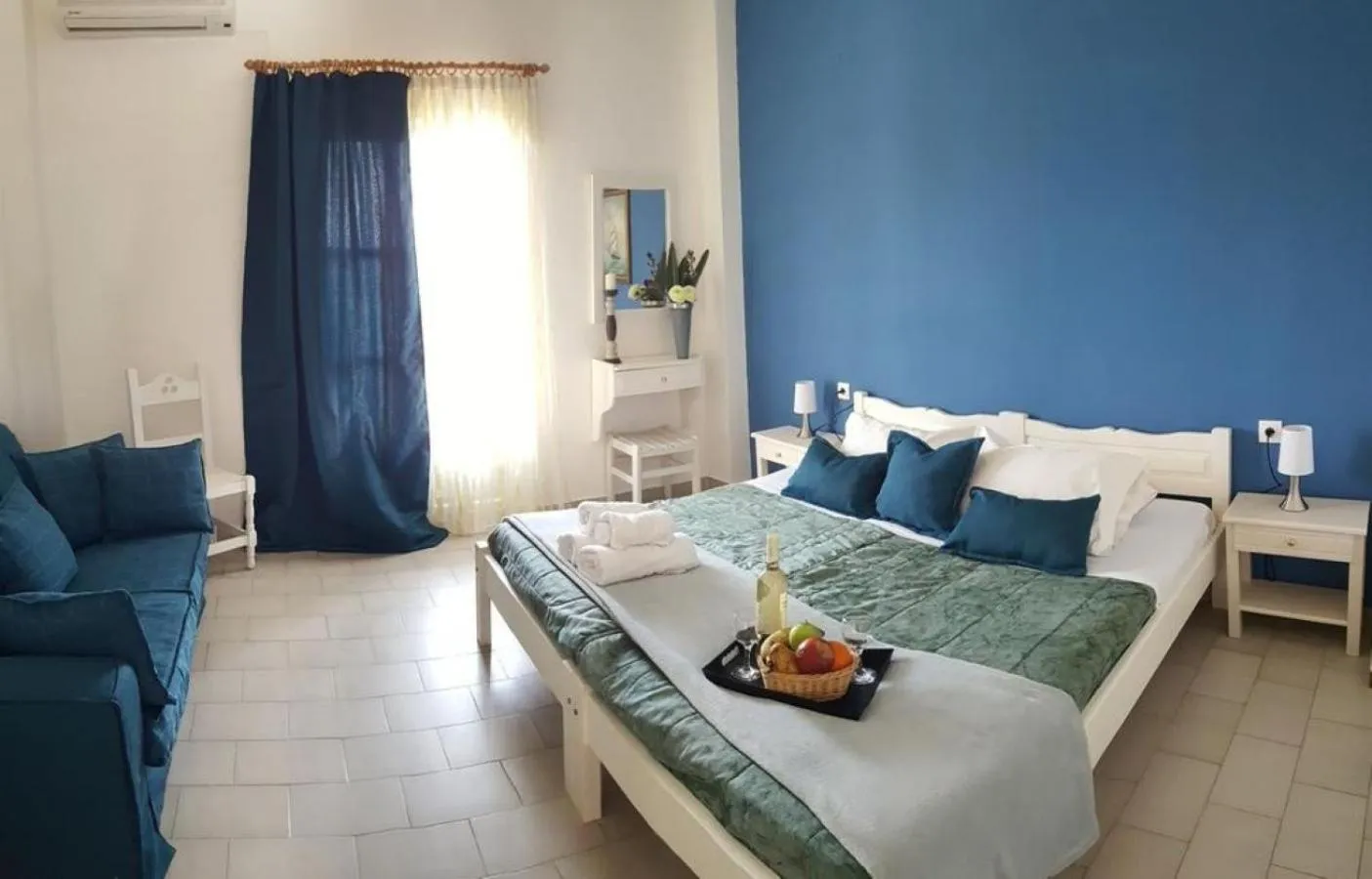 Property building, Bed in Maistrali Studios Skiathos