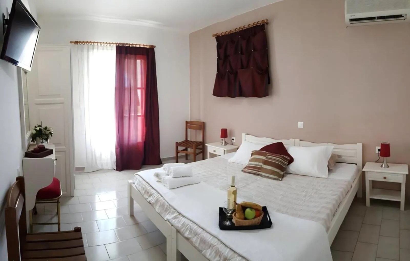 Property building, Bed in Maistrali Studios Skiathos