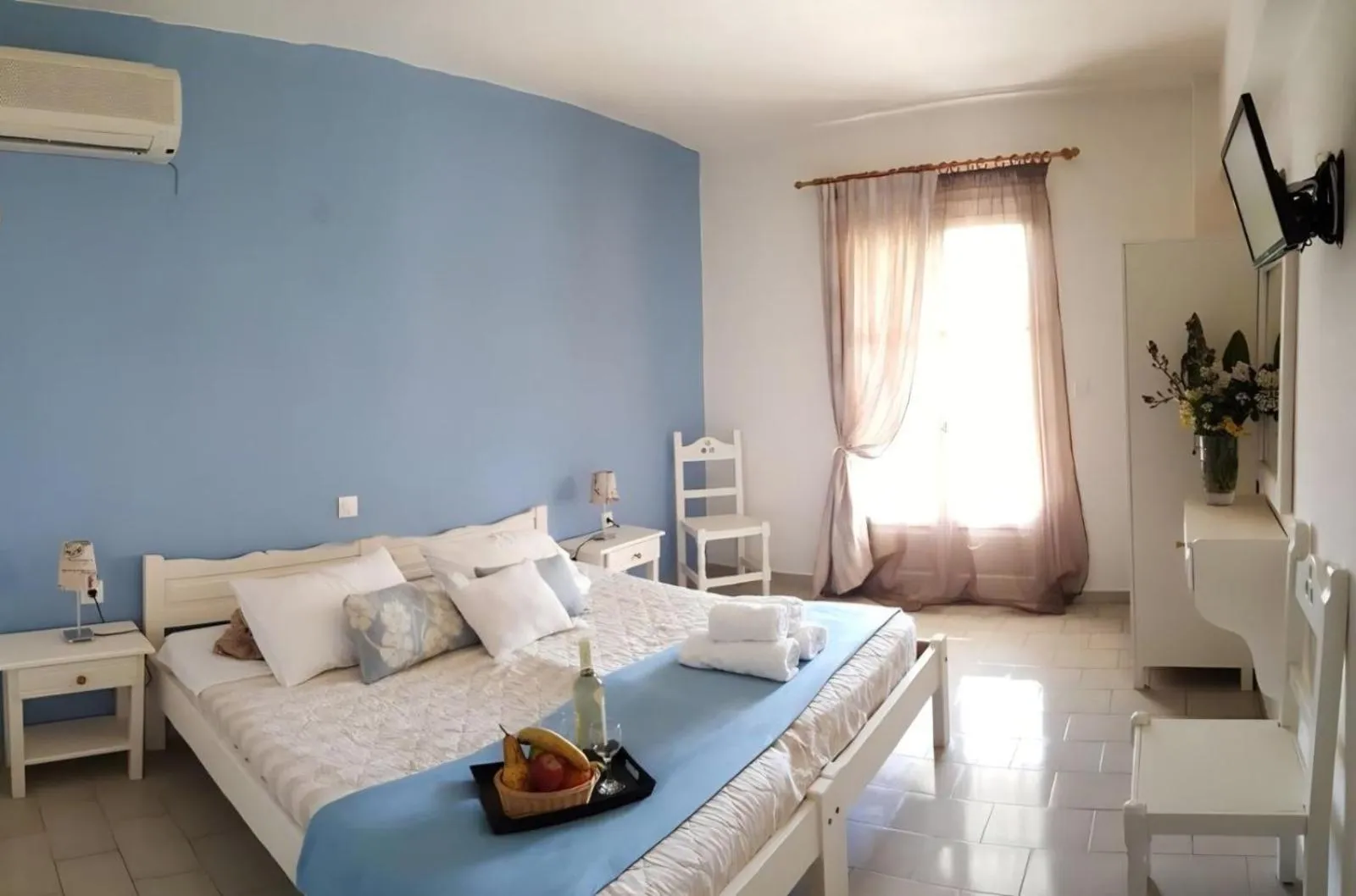 Property building, Bed in Maistrali Studios Skiathos