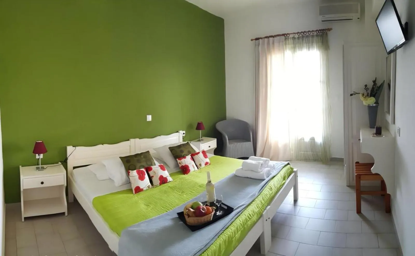 Property building, Bed in Maistrali Studios Skiathos