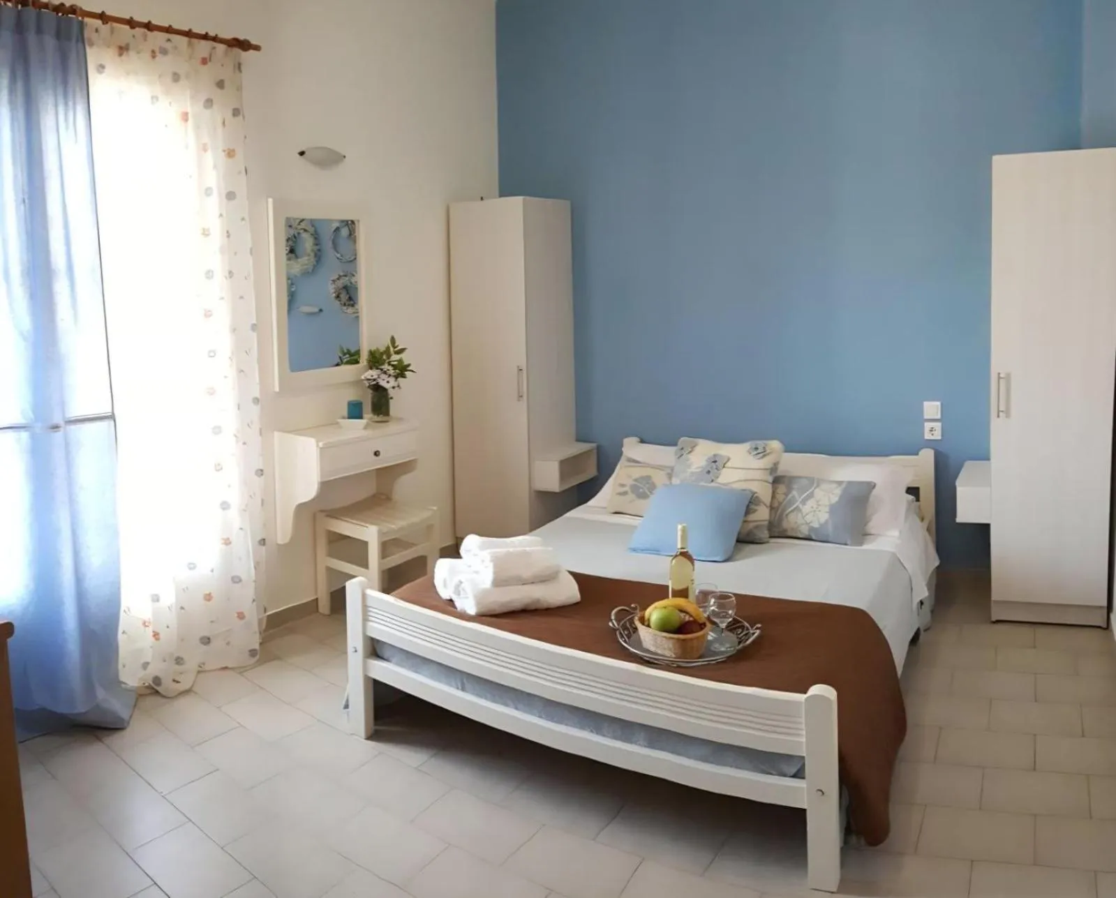 Property building, Bed in Maistrali Studios Skiathos