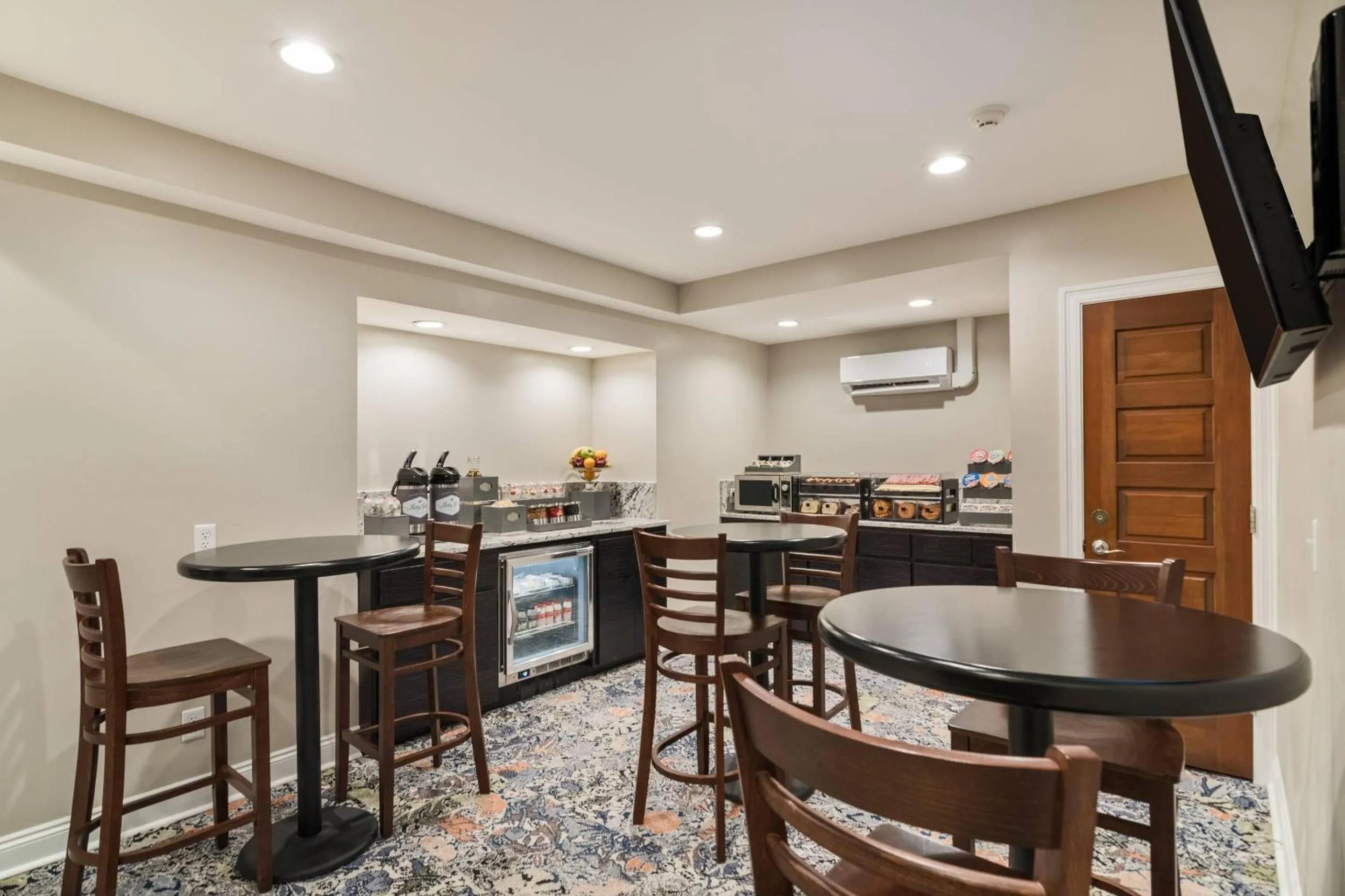 Breakfast in The Port Inn and Cottages, an Ascend Collection Hotel