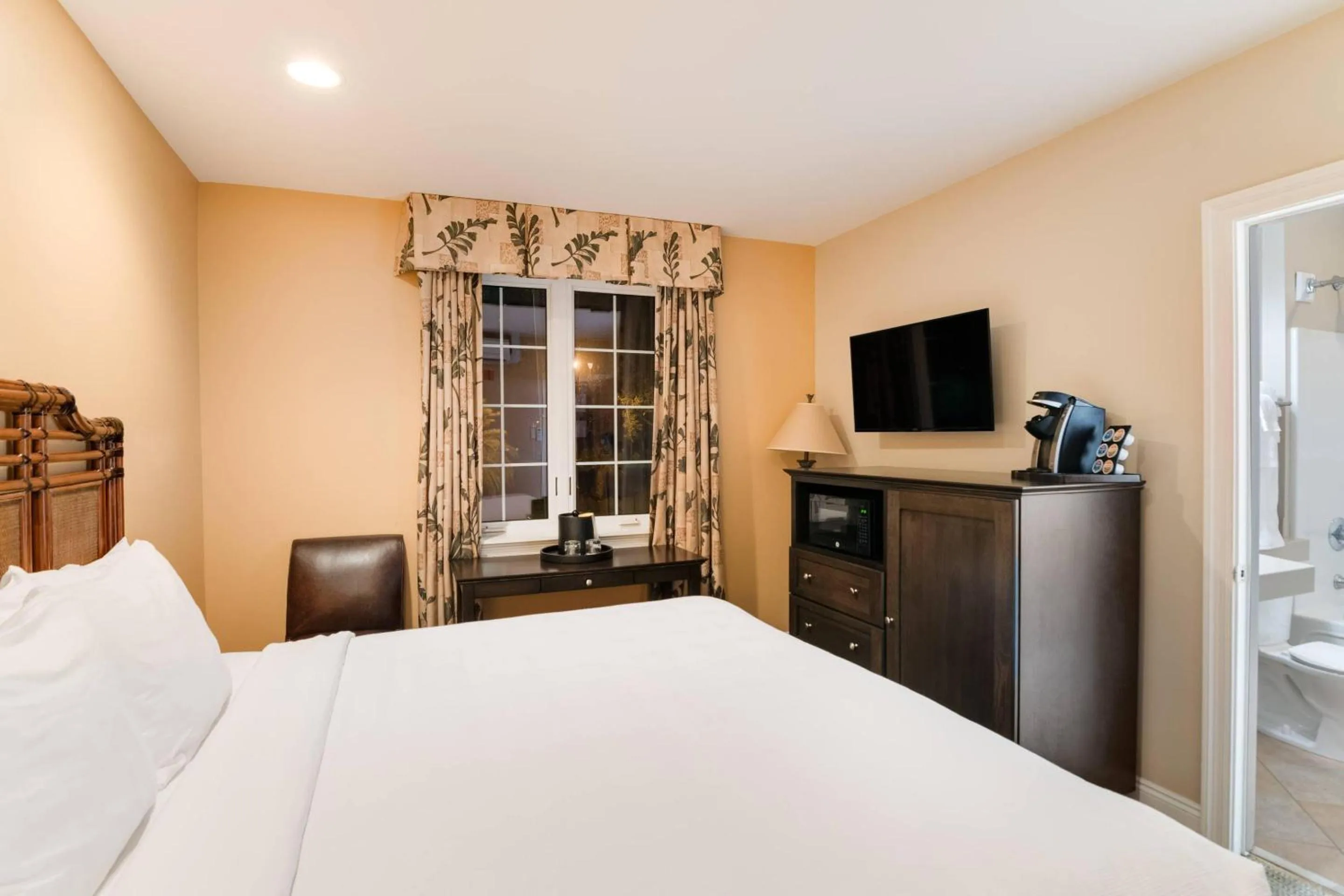 Bedroom, Bed in The Port Inn - Port St Joe, an Ascend Collection Hotel