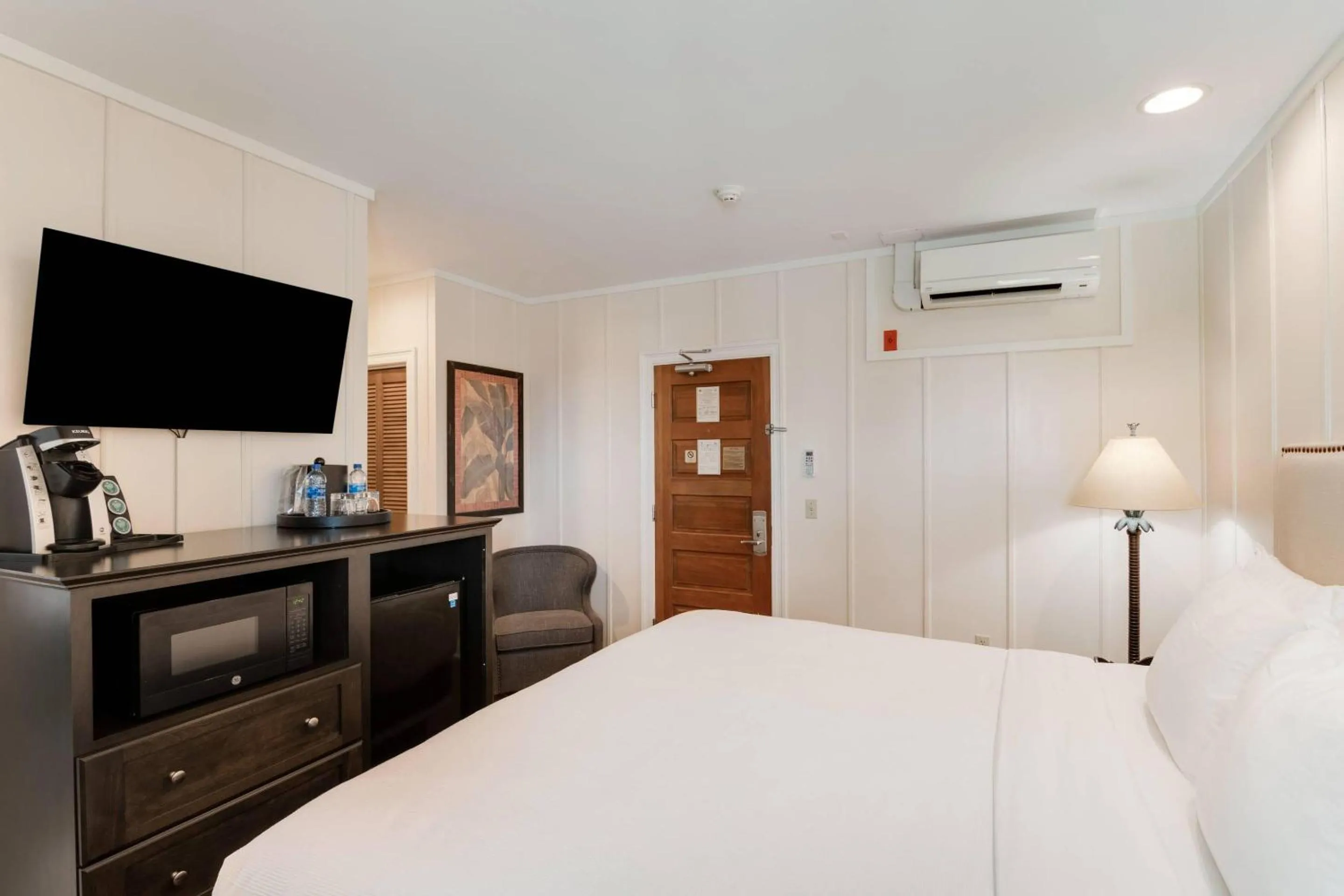 Bedroom, Bed in The Port Inn and Cottages, an Ascend Collection Hotel