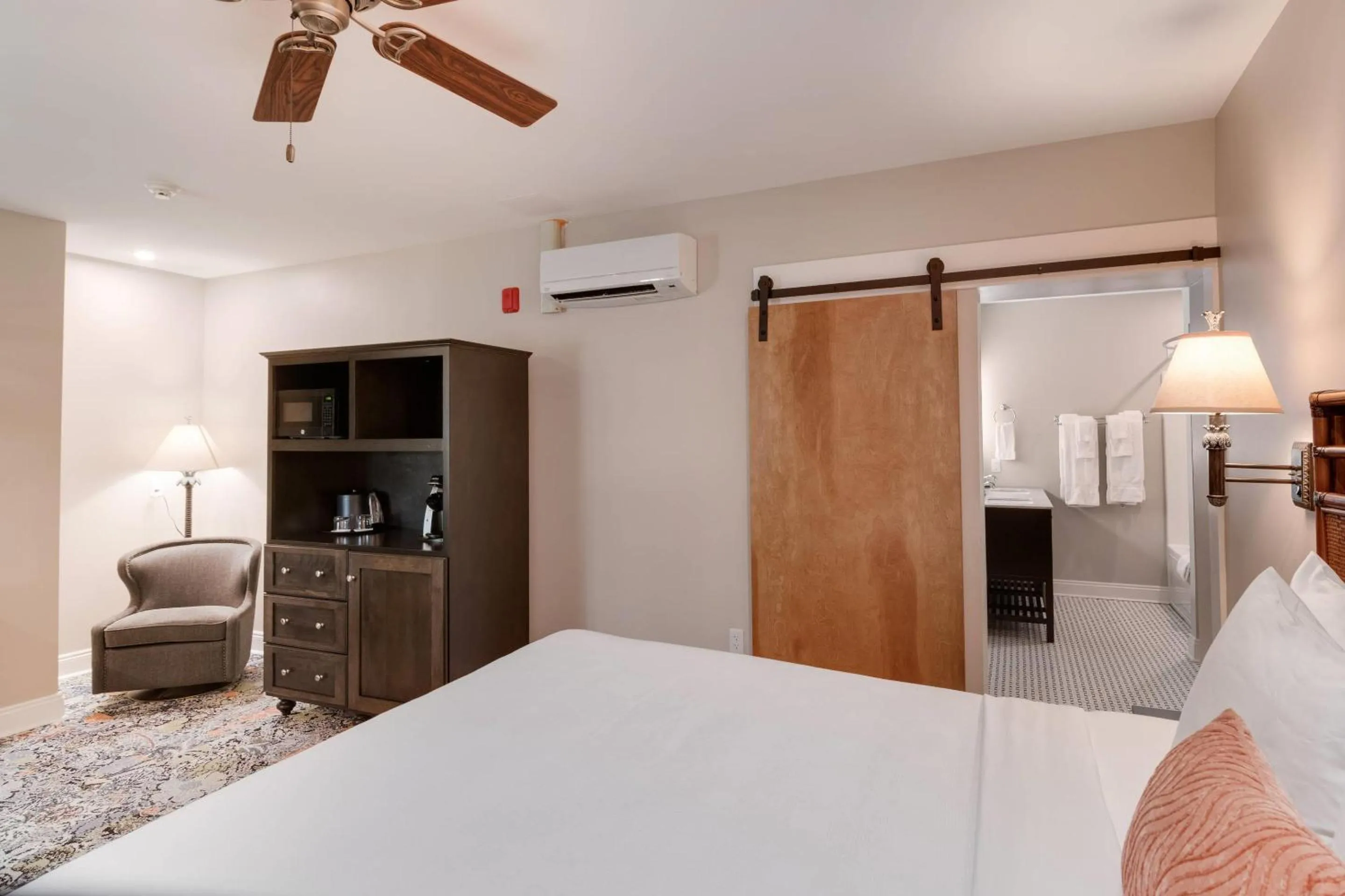 Bedroom, Bed in The Port Inn - Port St Joe, an Ascend Collection Hotel