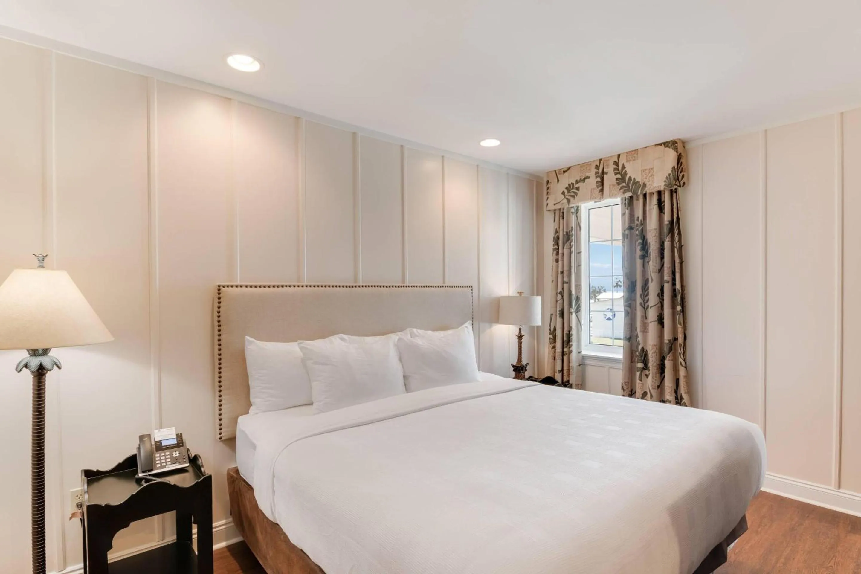 Bedroom, Bed in The Port Inn and Cottages, an Ascend Collection Hotel