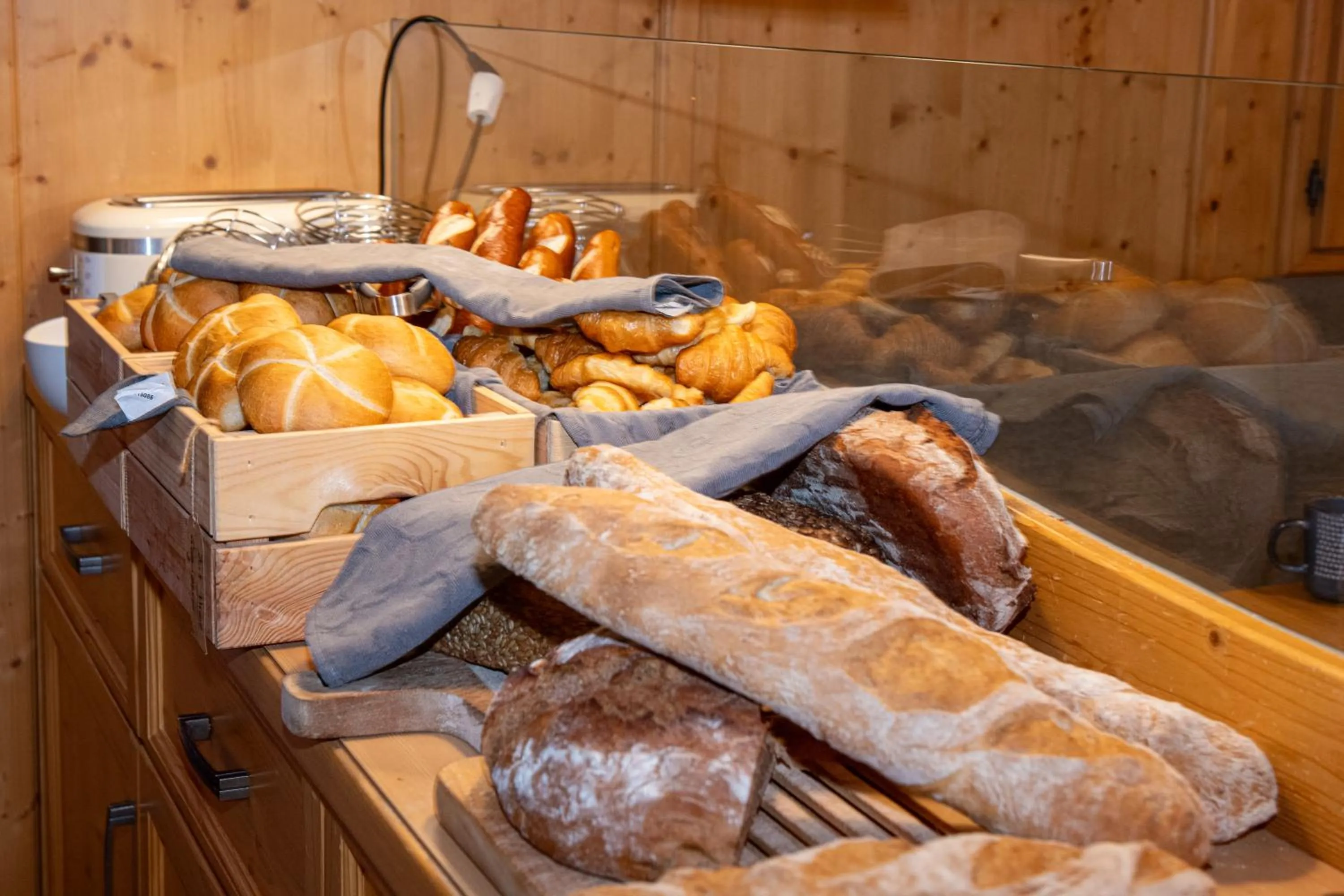 Food and drinks in ALPENHOTEL TYROL - B&B - ADULTS ONLY - Alpines Lifestylehotel