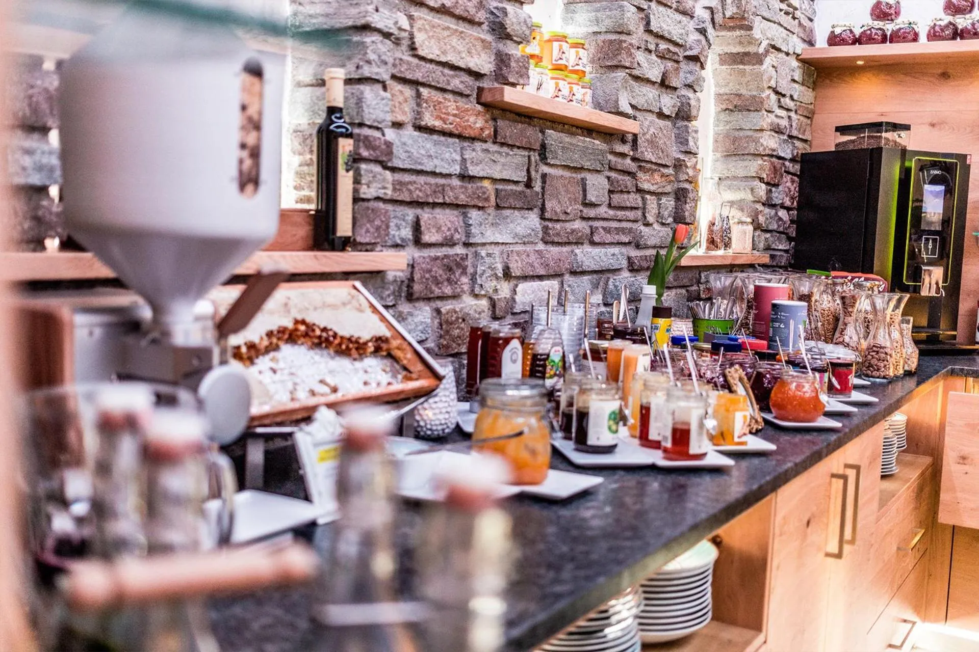 Coffee/tea facilities in ALPENHOTEL TYROL - B&B - ADULTS ONLY - Alpines Lifestylehotel
