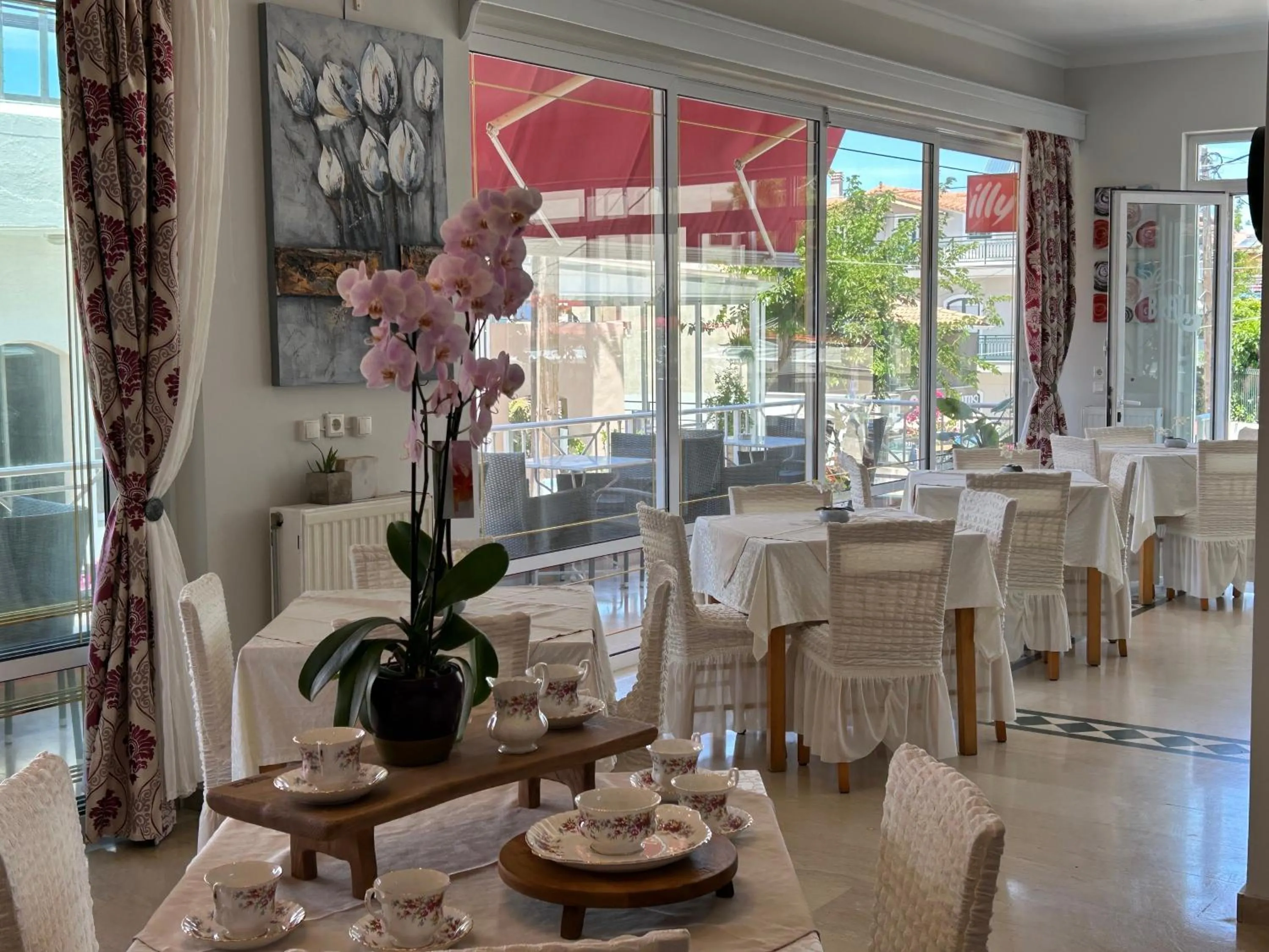 Restaurant/places to eat in Brati II Beach Hotel
