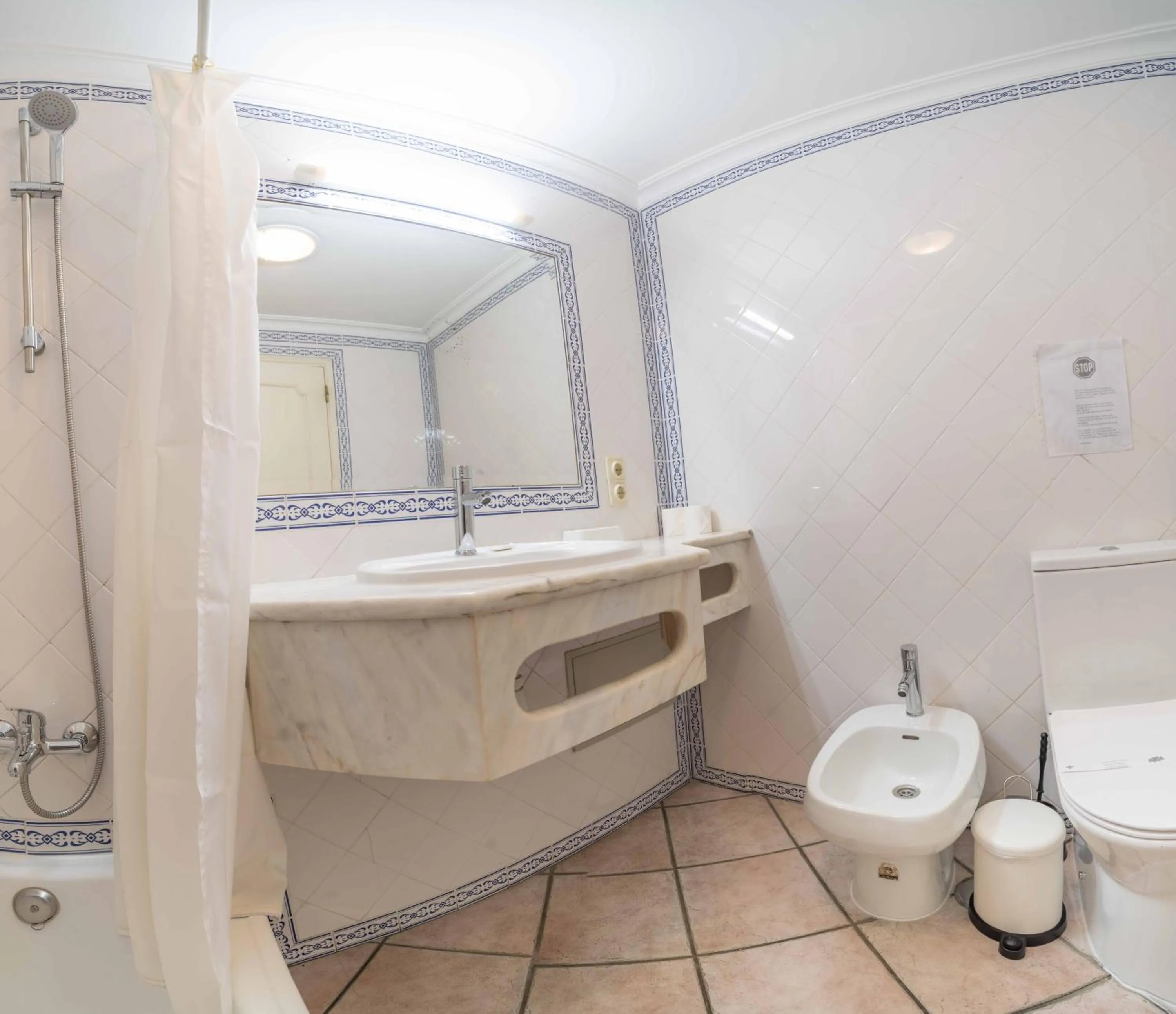 Bath in Apartamentos Solar do Sol