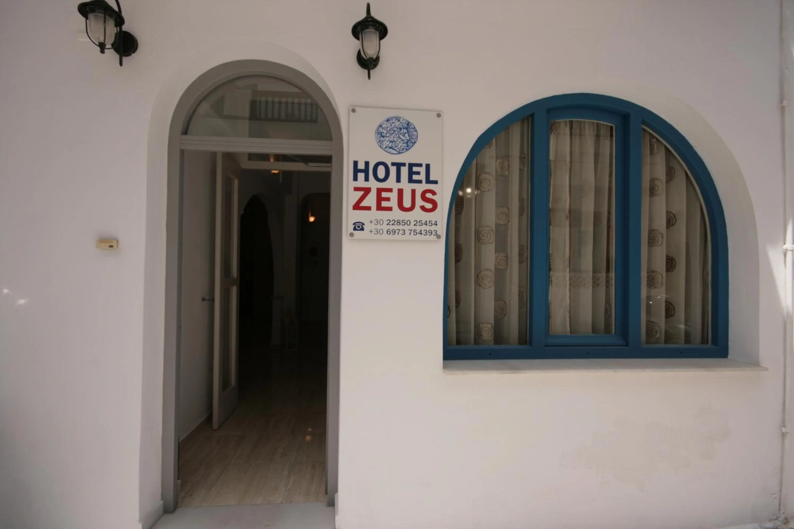 Facade/entrance in Hotel Zeus