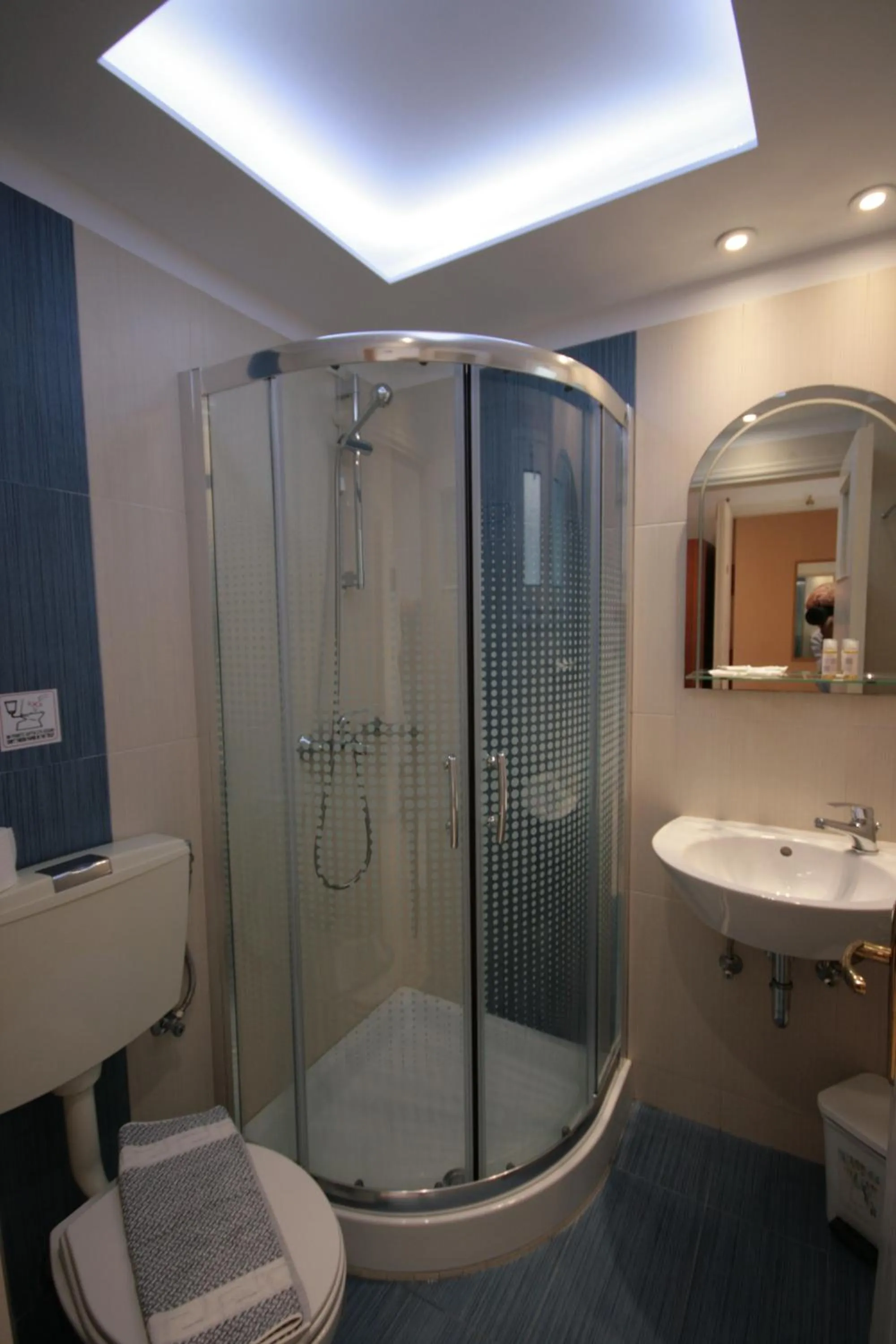 Toilet in Hotel Zeus