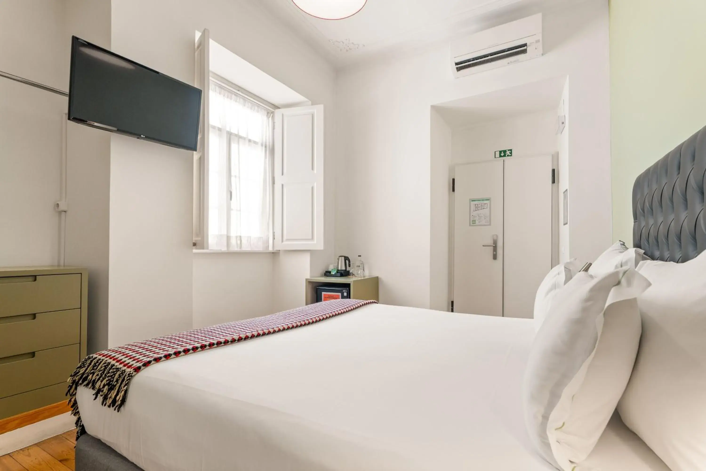 Bedroom, Bed in Casa do Bairro by Shiadu Bedroom, Bed in Casa do Bairro by Shiadu