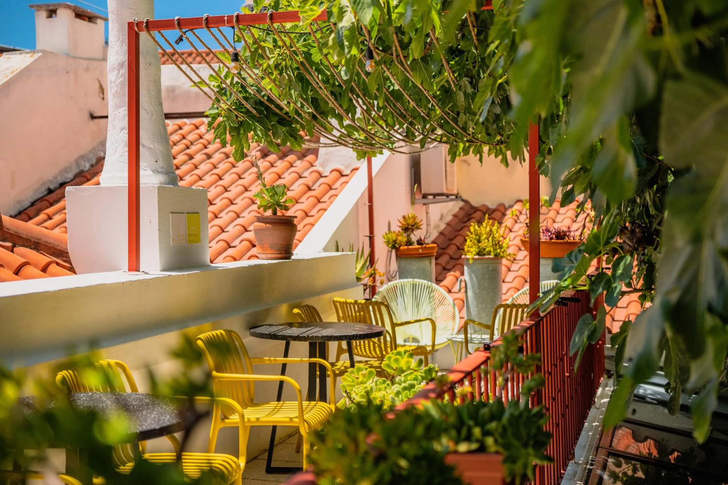 Patio in Casa do Bairro by Shiadu