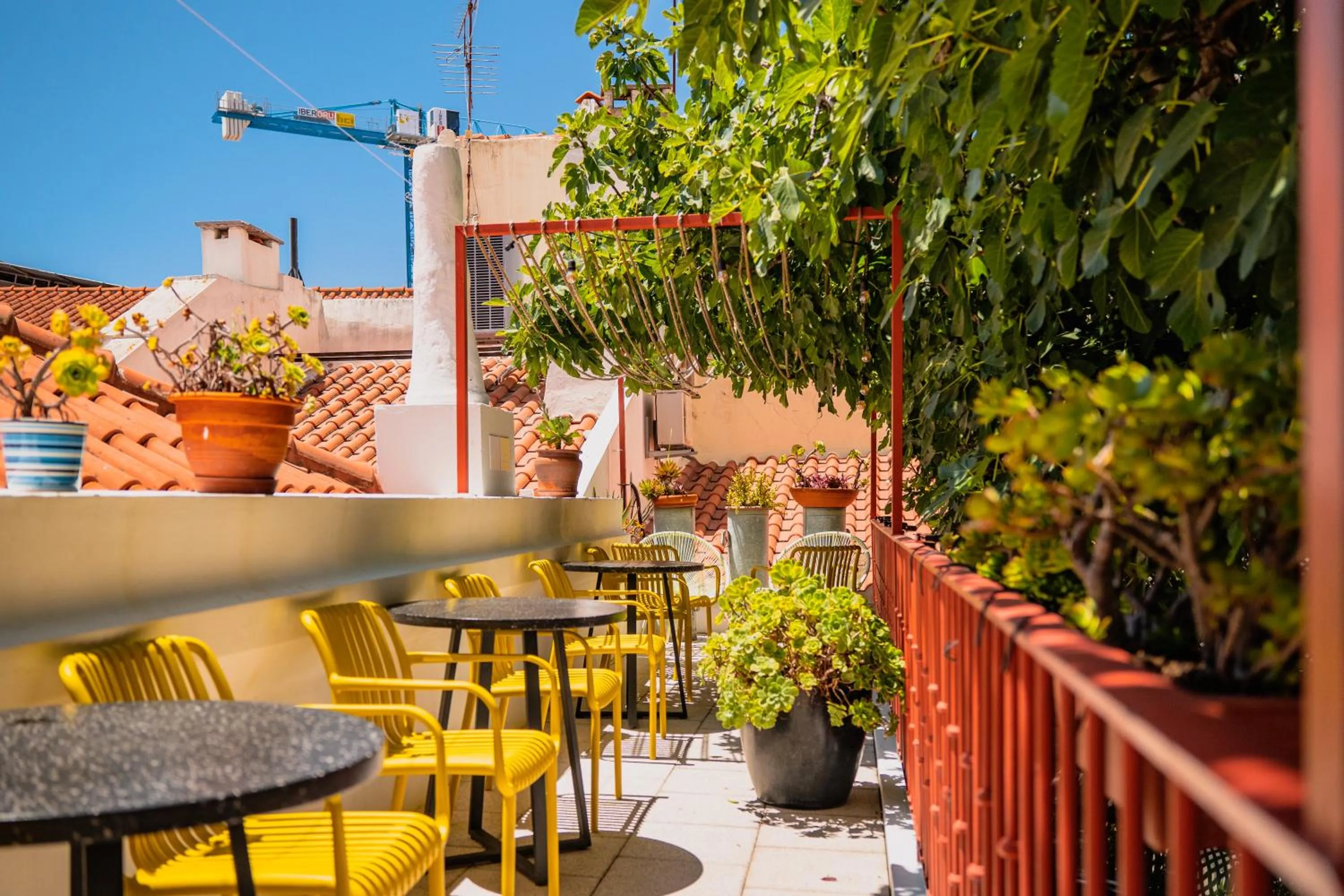 Patio in Casa do Bairro by Shiadu