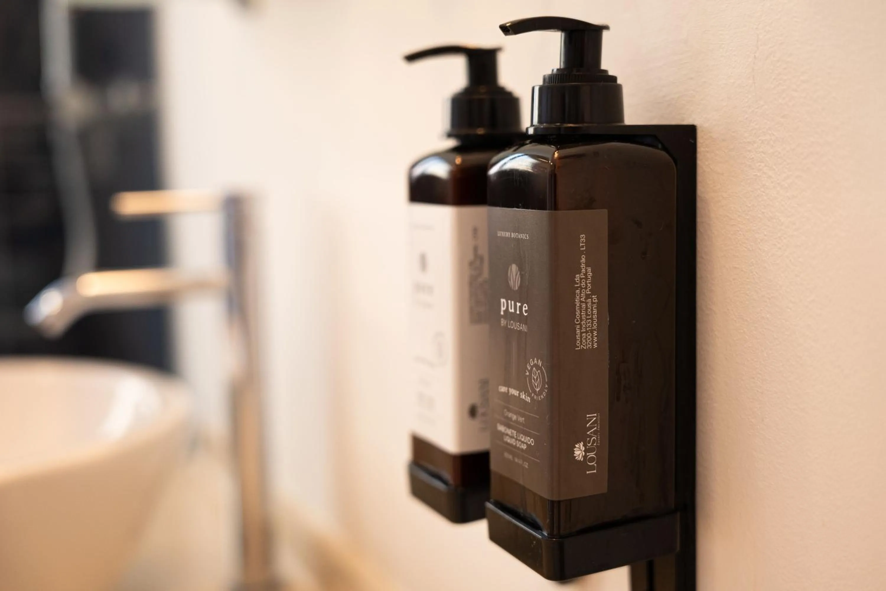 Bathroom in Casa do Bairro by Shiadu