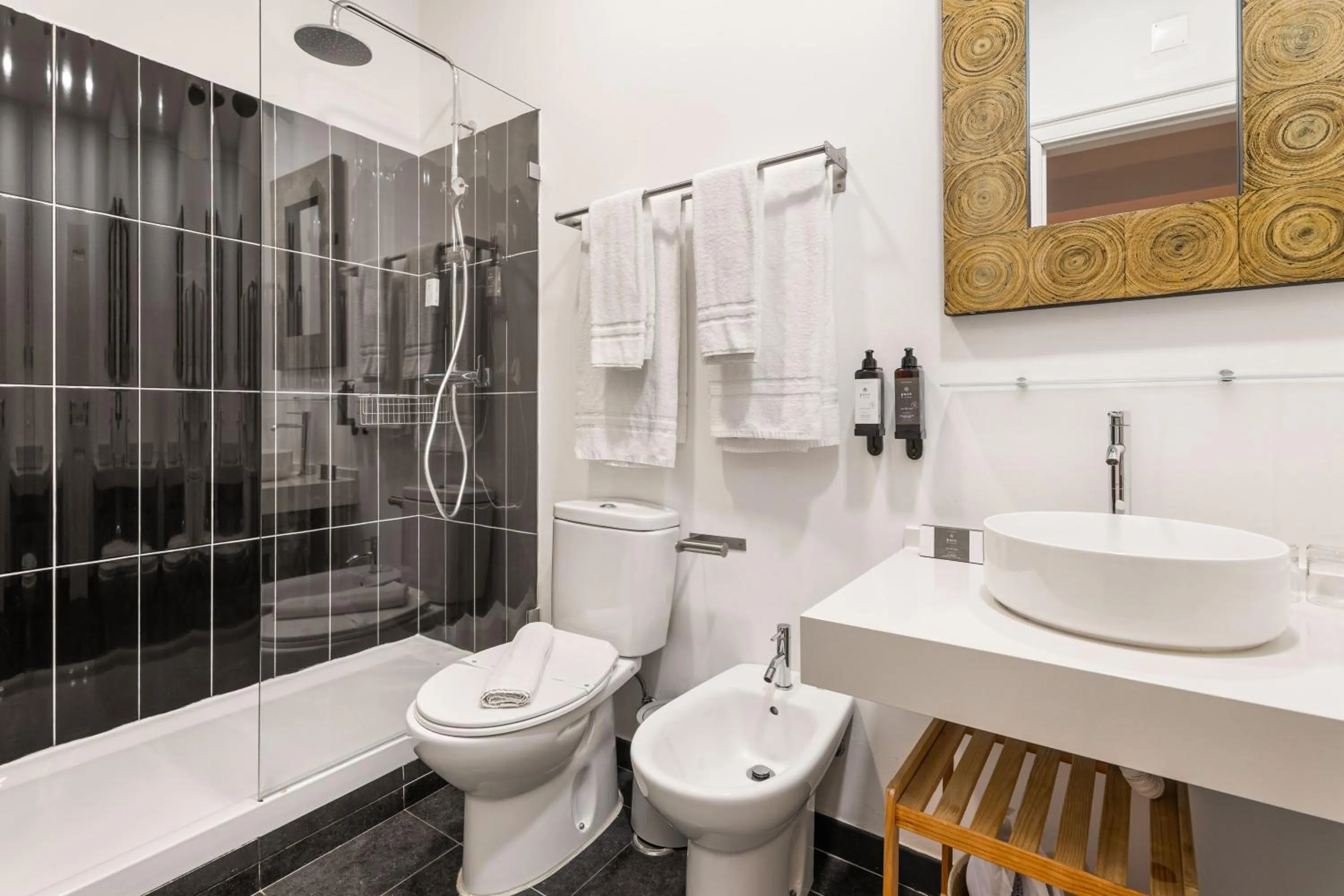 Bathroom in Casa do Bairro by Shiadu