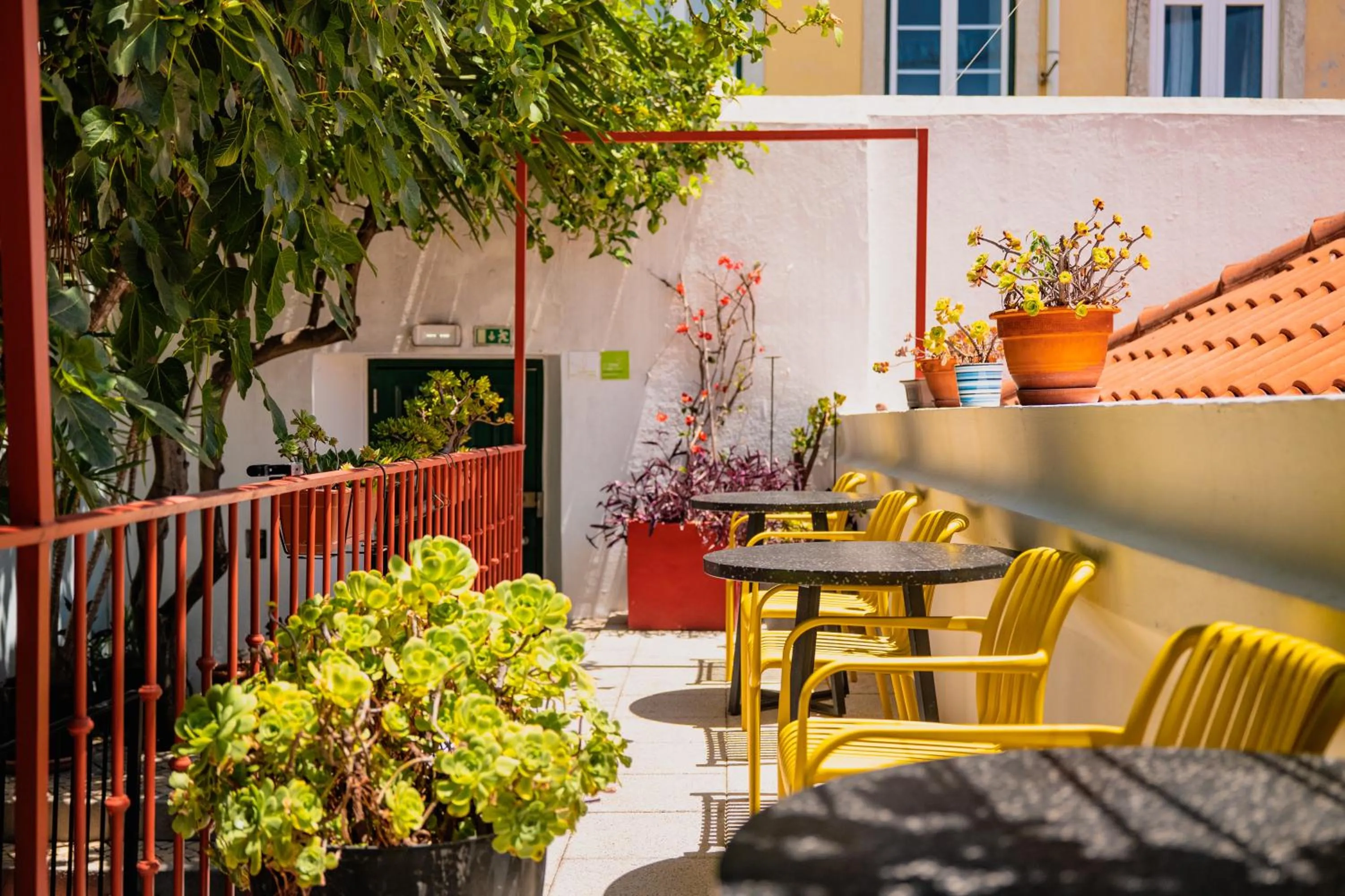 Balcony/Terrace in Casa do Bairro by Shiadu