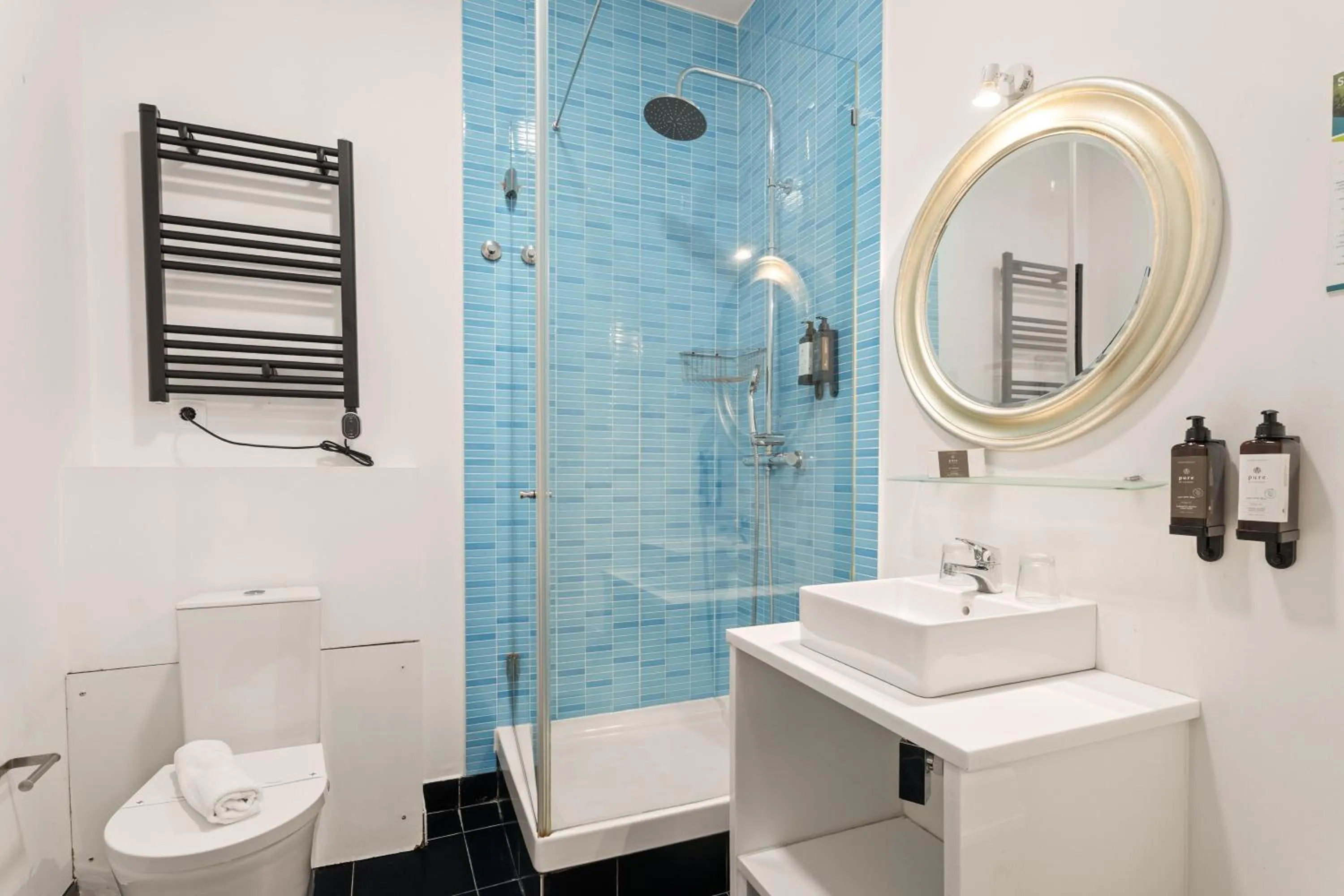 Bathroom in Casa do Bairro by Shiadu