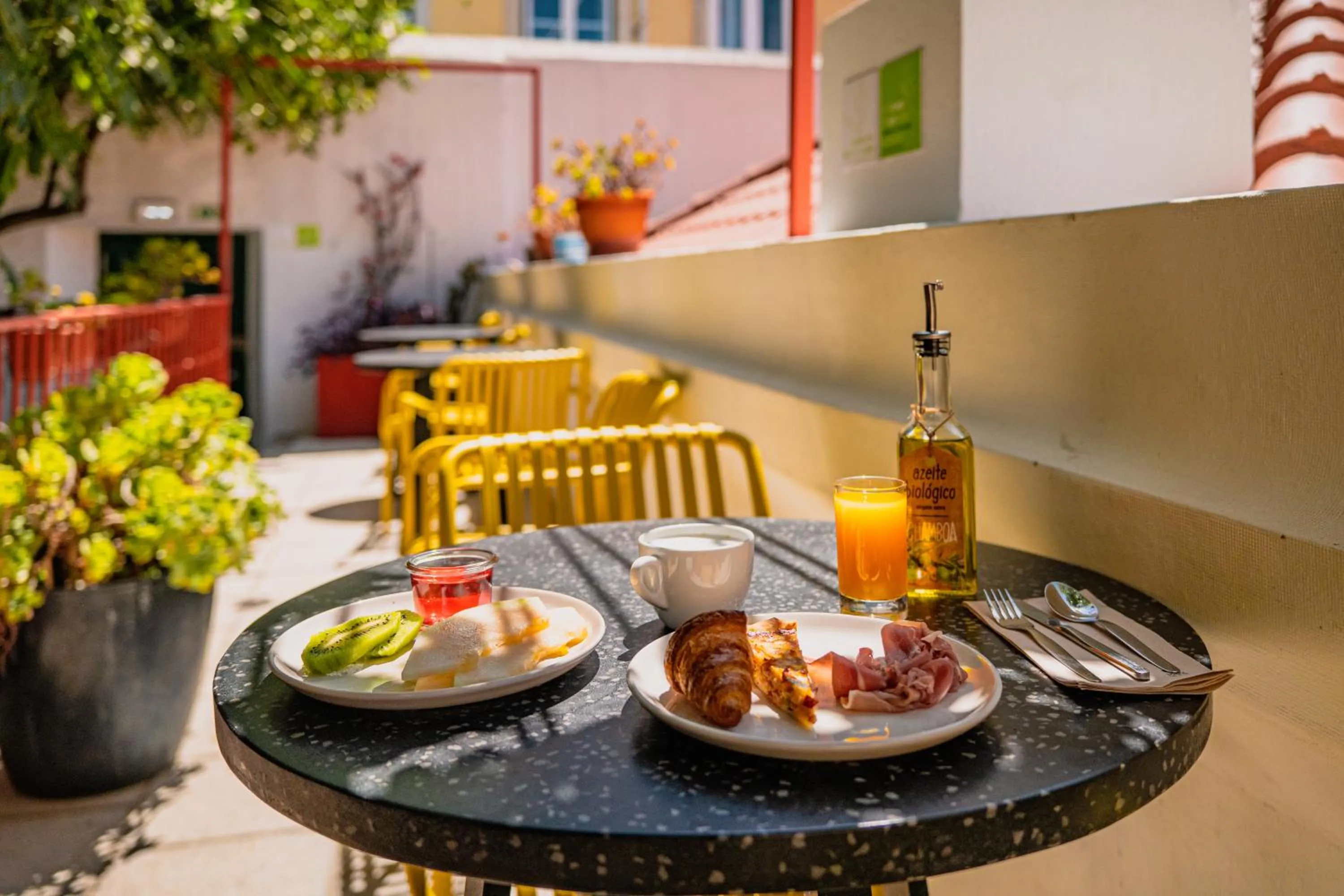 Food and drinks in Casa do Bairro by Shiadu