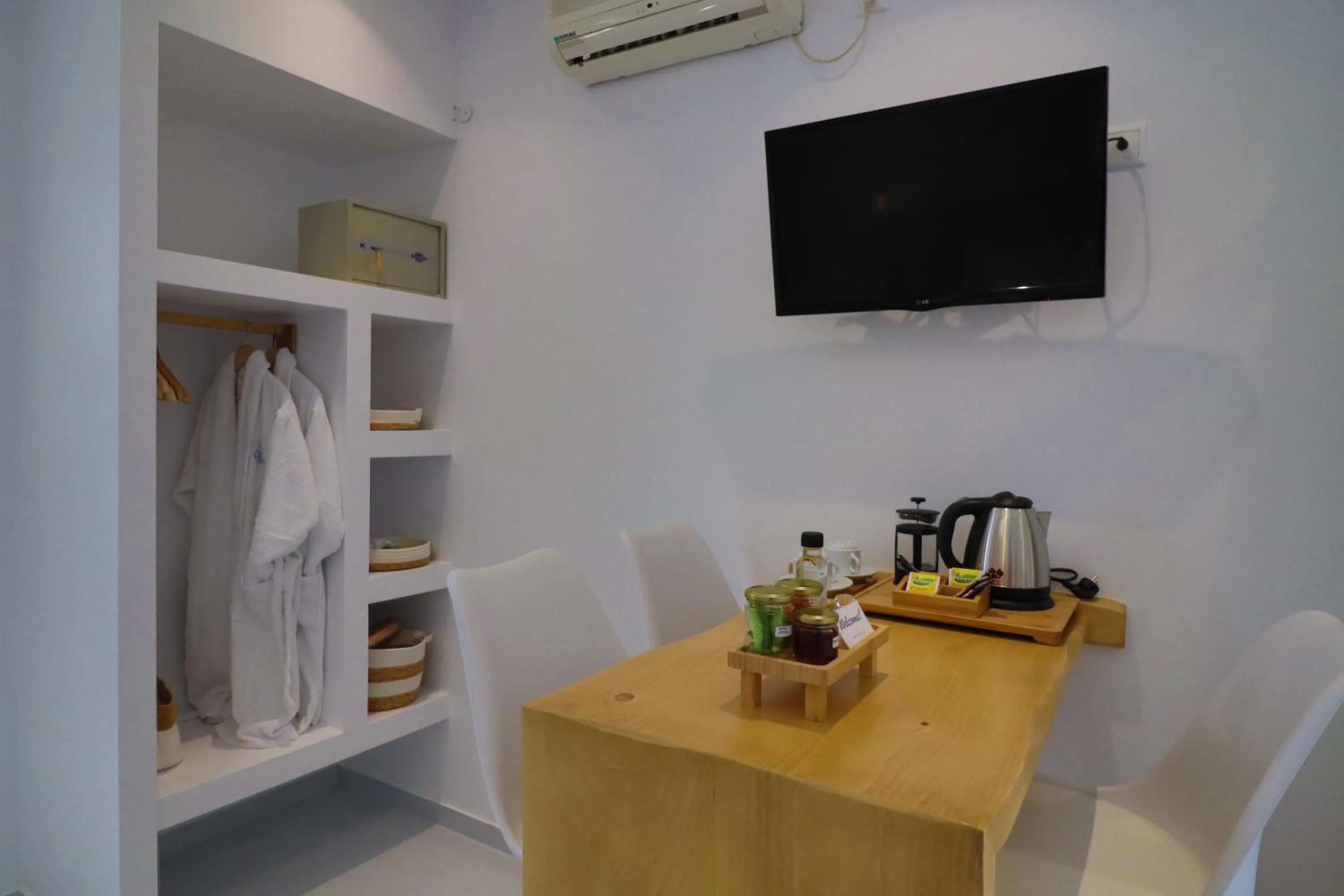 TV and multimedia in Coralli Beach Apartments