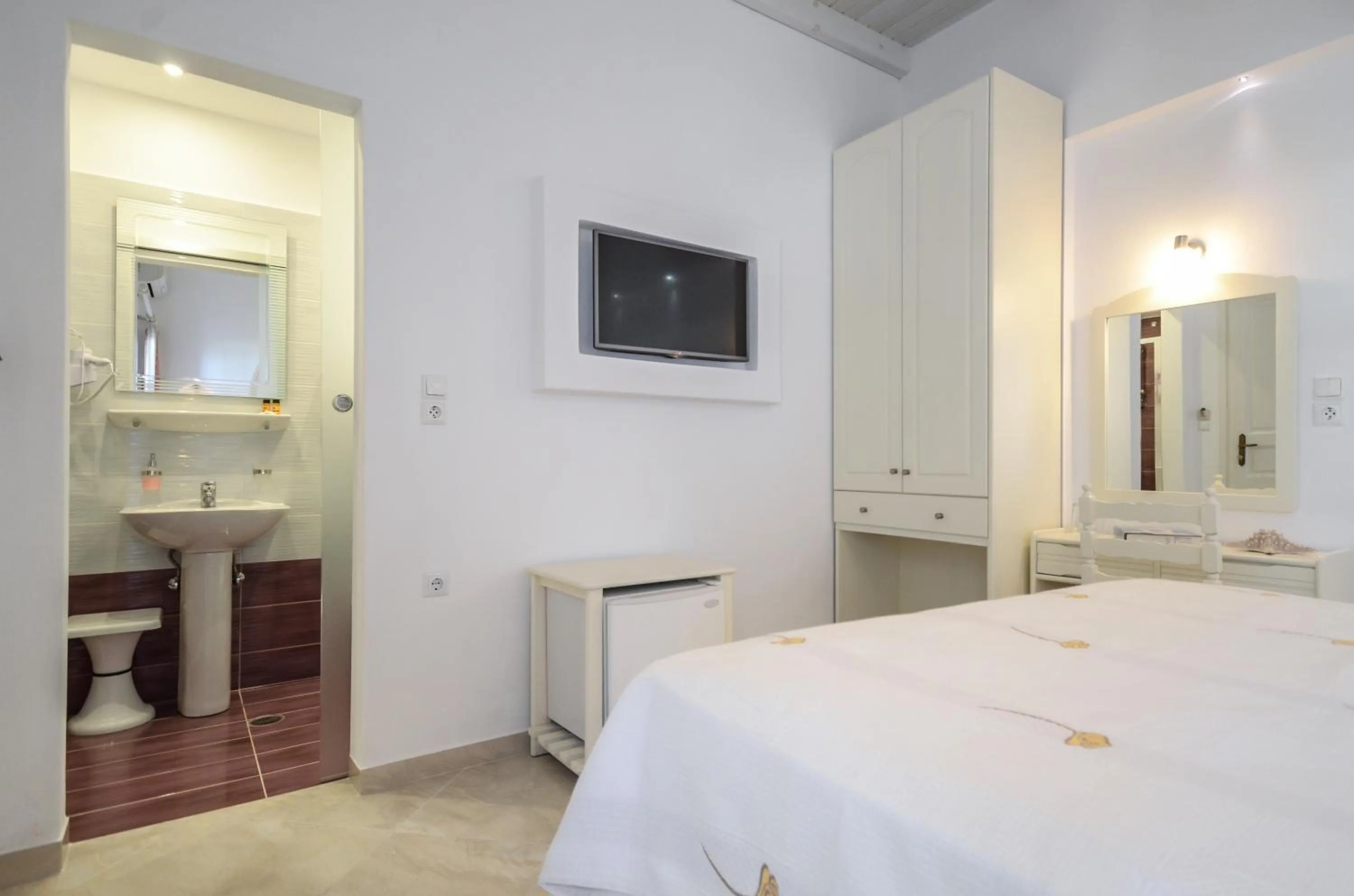 Bathroom, Bed in Hotel Anixis