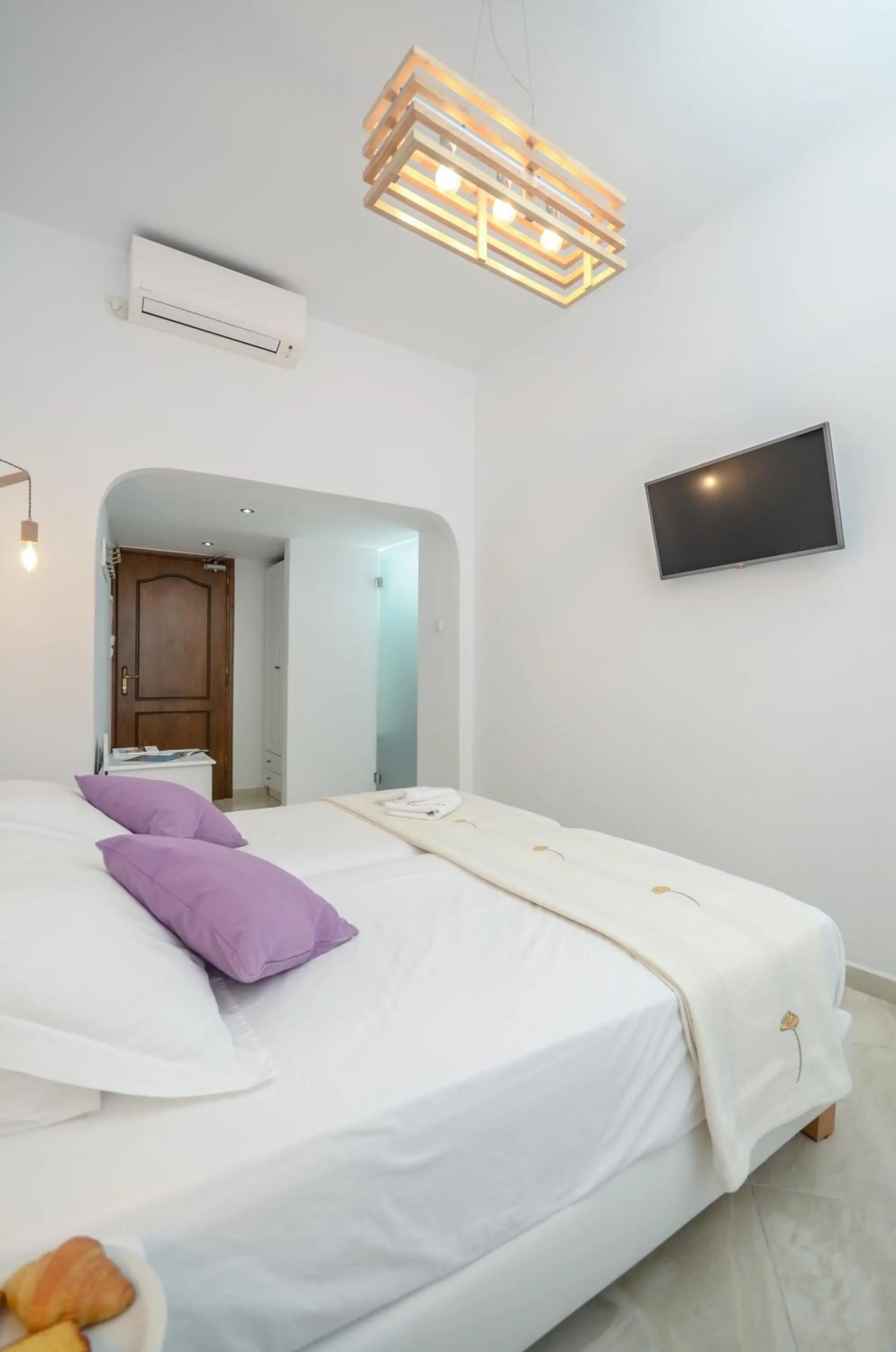 TV and multimedia, Bed in Hotel Anixis