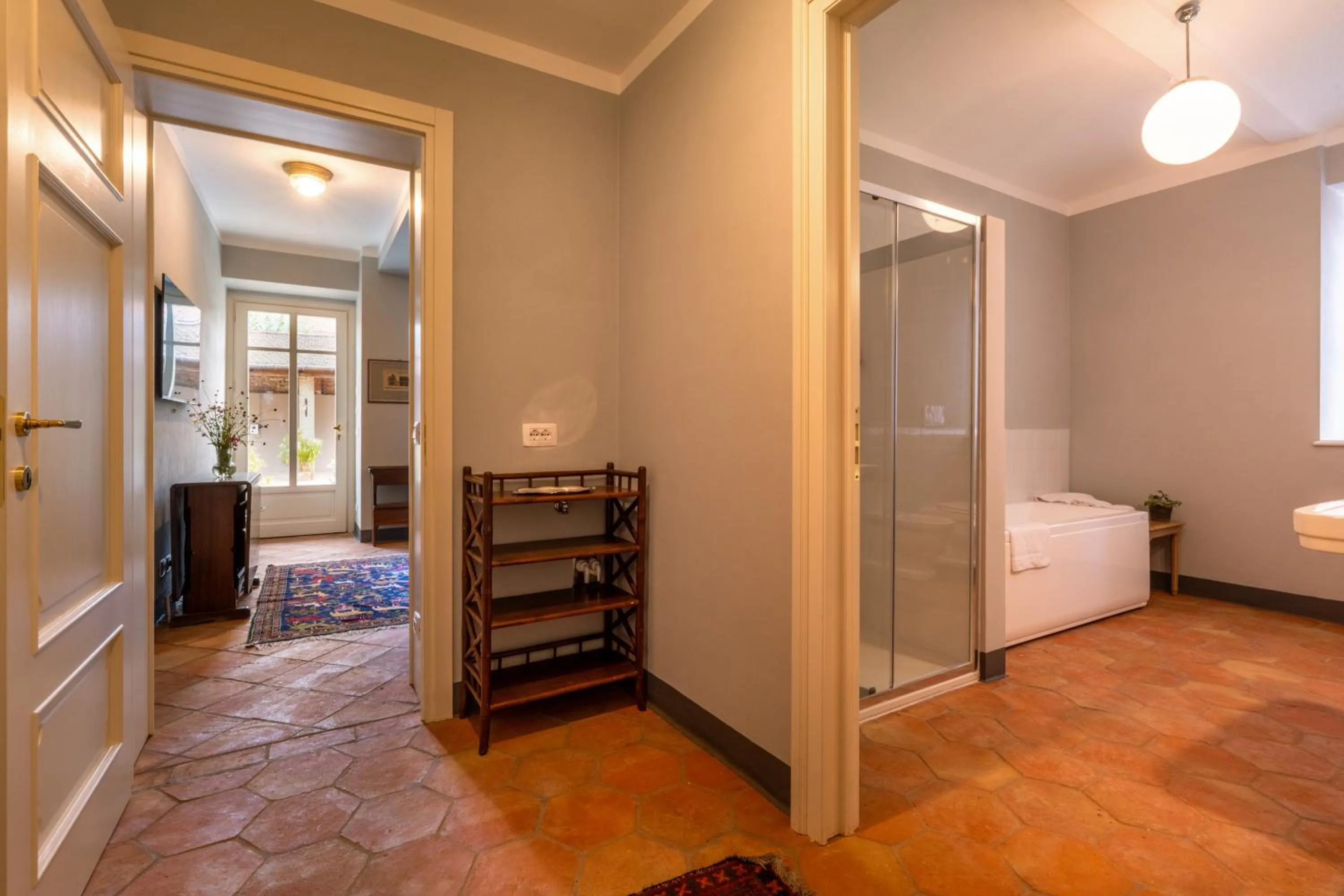 Shower, Bed in Villa Bricco dei Cogni