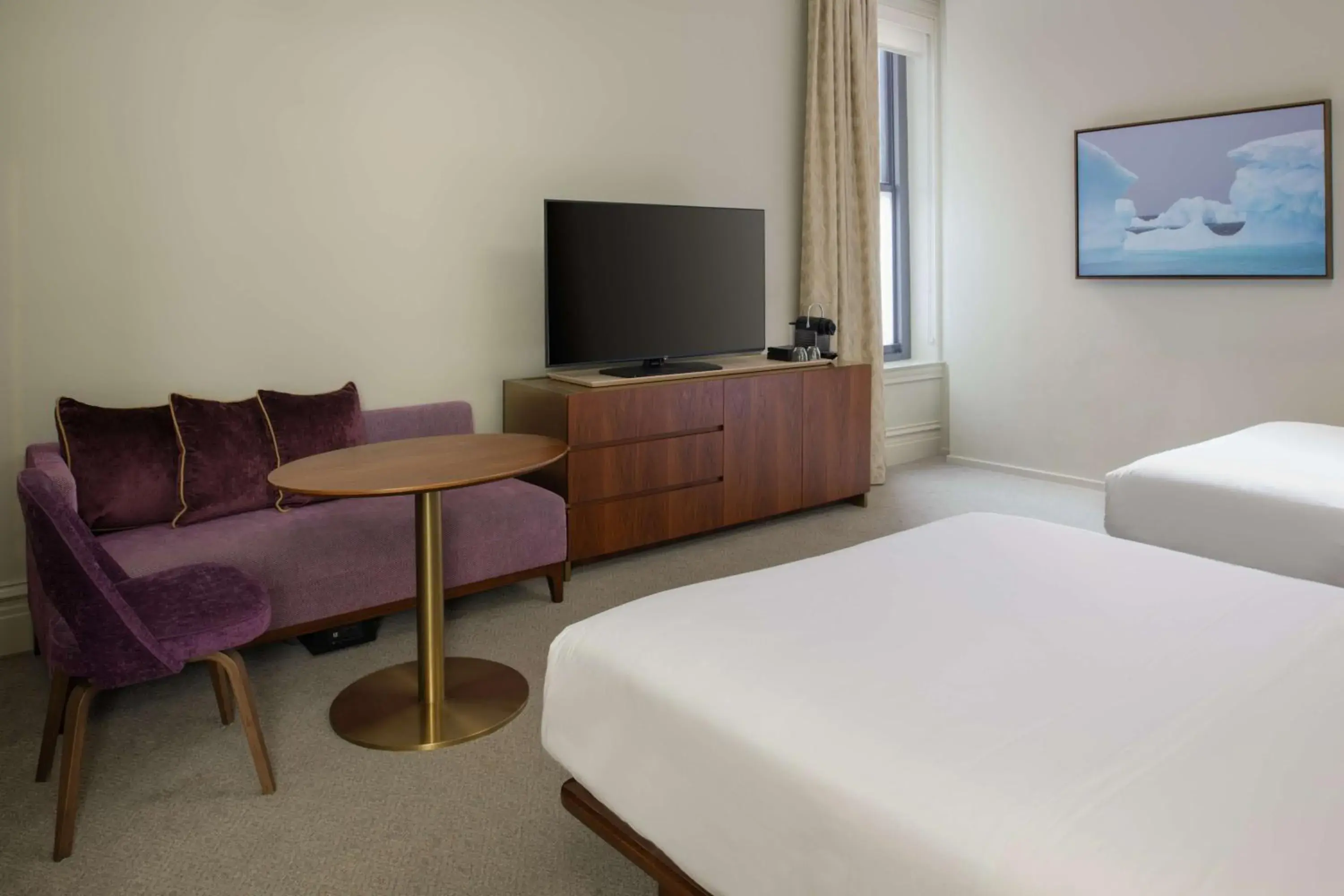 Living room, Bed in Hotel Savoy Kansas City, Tapestry Collection by Hilton Living room, Bed in Hotel Savoy Kansas City, Tapestry Collection by Hilton